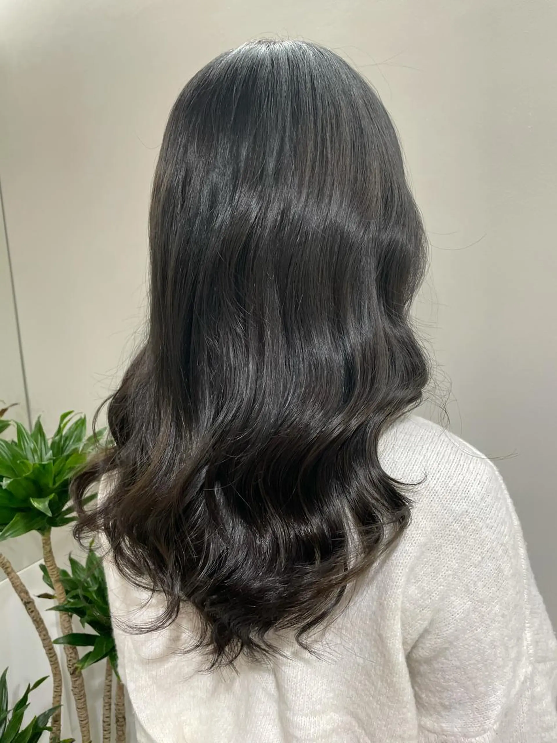 ロング カラー 黒髪 ネイビーカラー 韓国風ヘア レイヤーカット 太田ありさ クリーミーヘアカラーのヘアスタイル