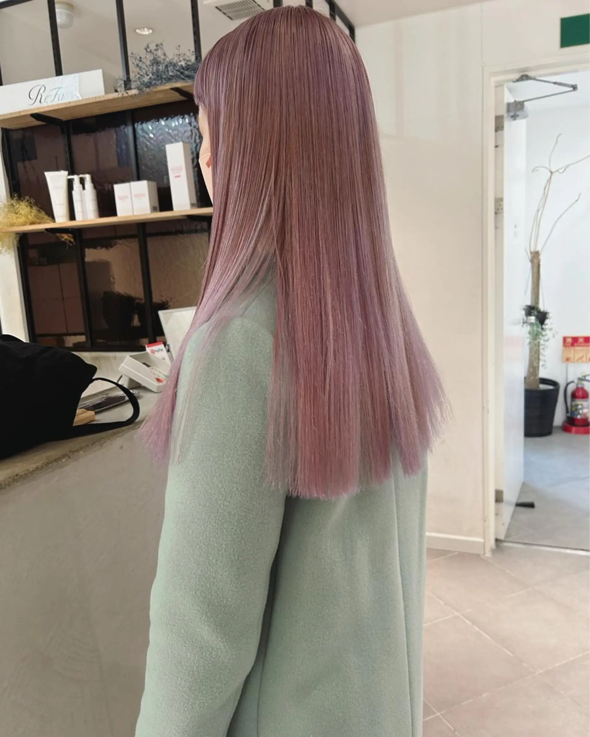ロング カラー ピンクカラー カット ヘアカラー トリートメント Loom.所属・村上雅人 ナチュラルモードのヘアスタイル