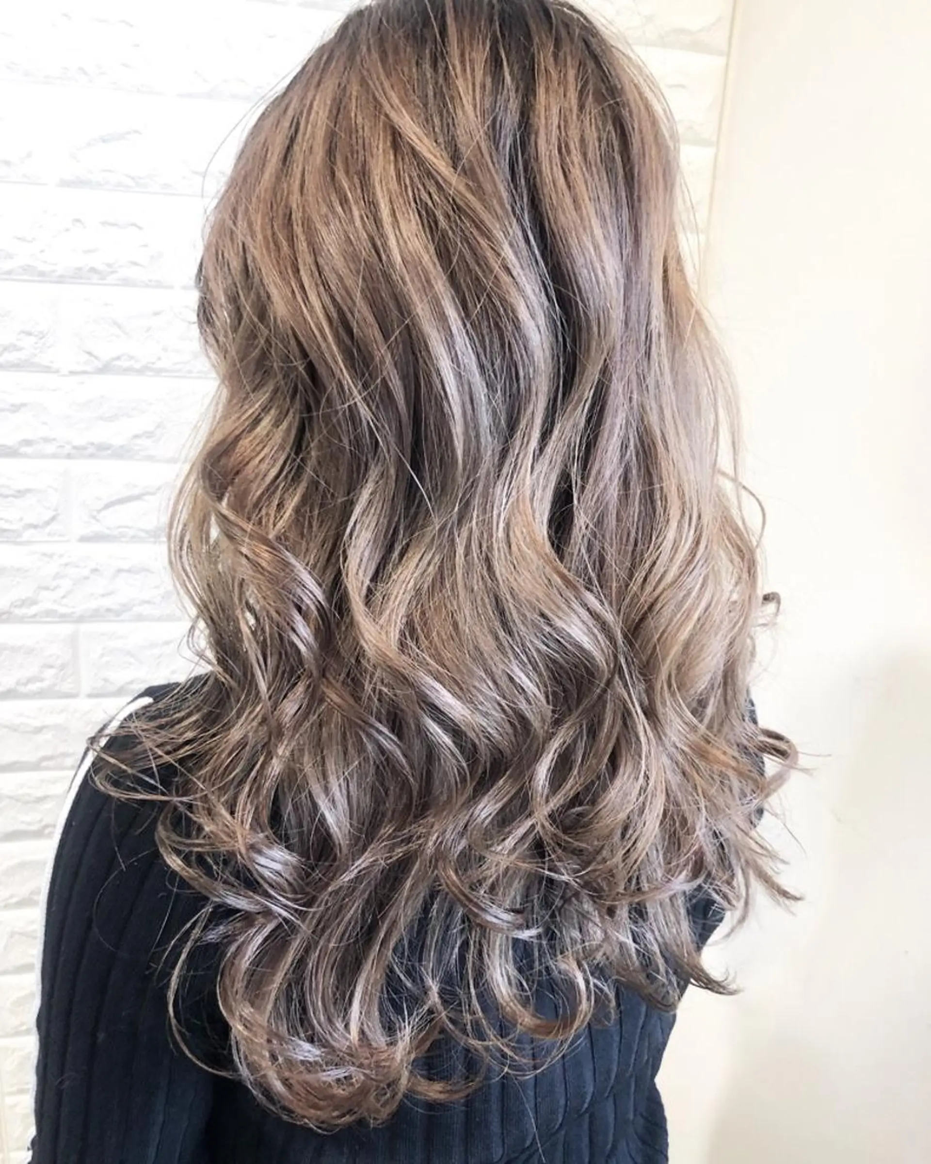 セミロング カラー アッシュ ベージュカラー 西本 夏美のヘアスタイル