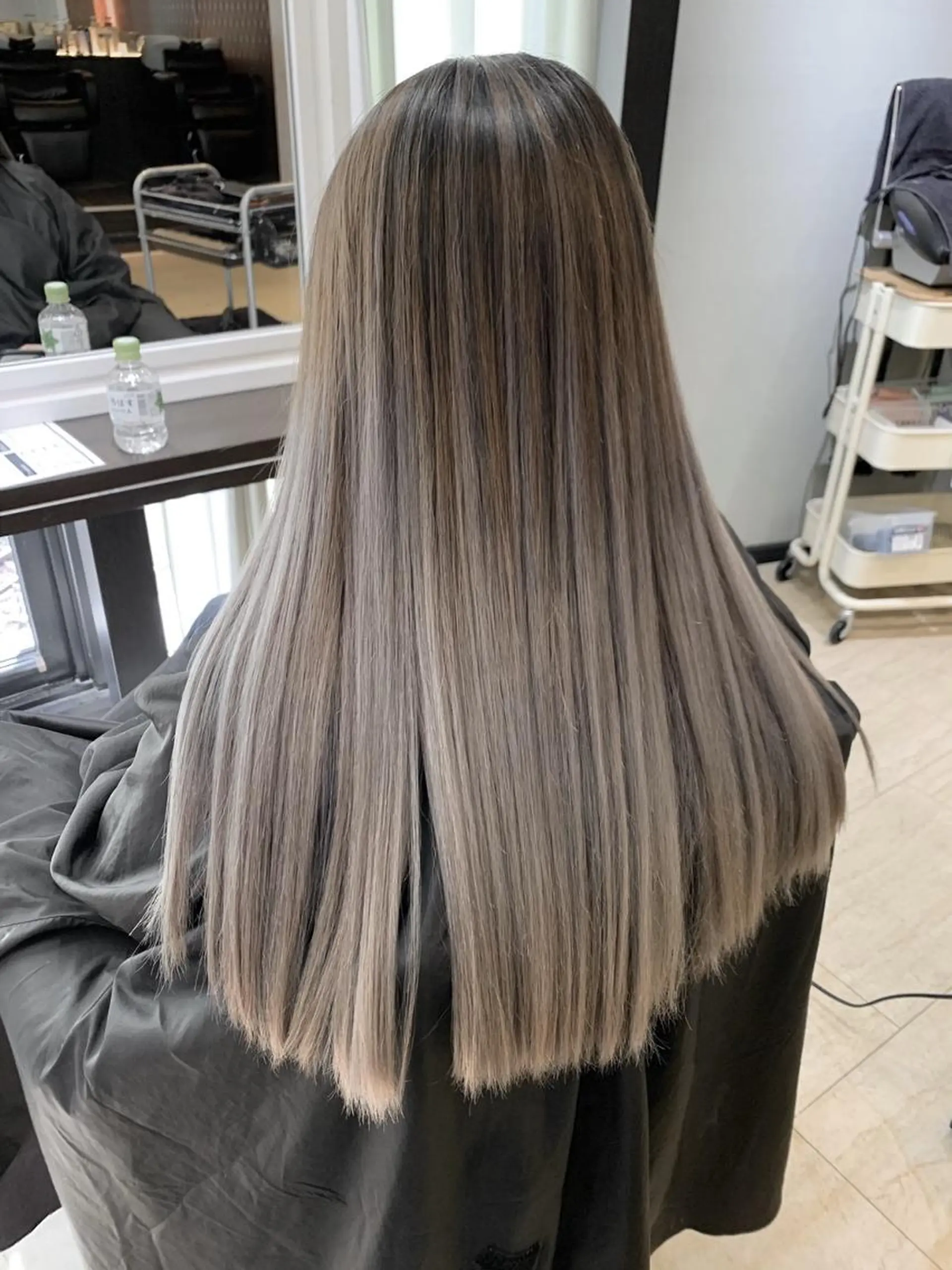 ロング カラー パーマ ヘアアレンジ シールエクステ アッシュ バレイヤージュ ベージュカラー ブリーチ ハイトーン カラーのヘアスタイル