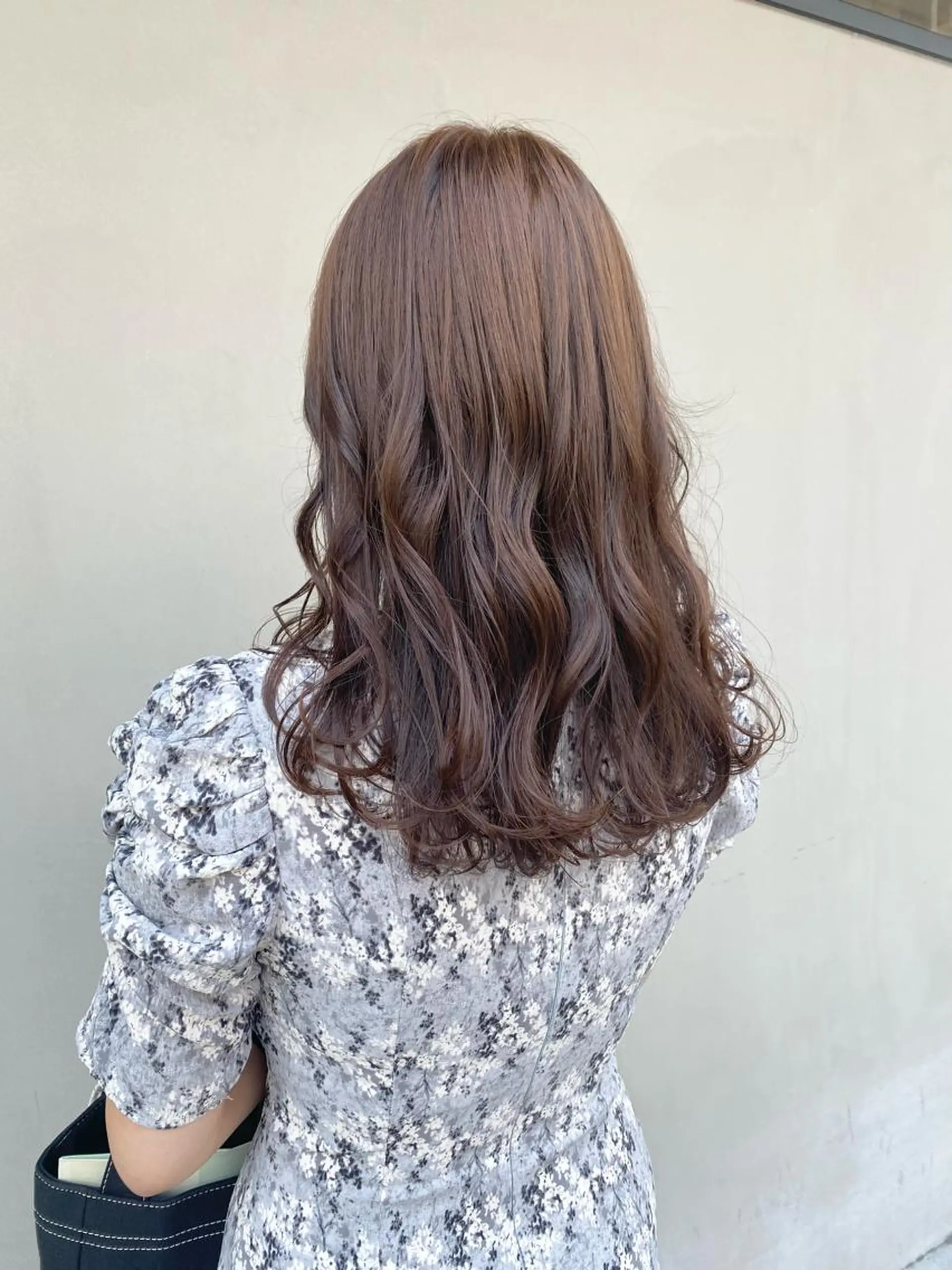 セミロング カラー アッシュ ベージュカラー ブリーチ ブリーチなしカラー 林 瑠夏のヘアスタイル