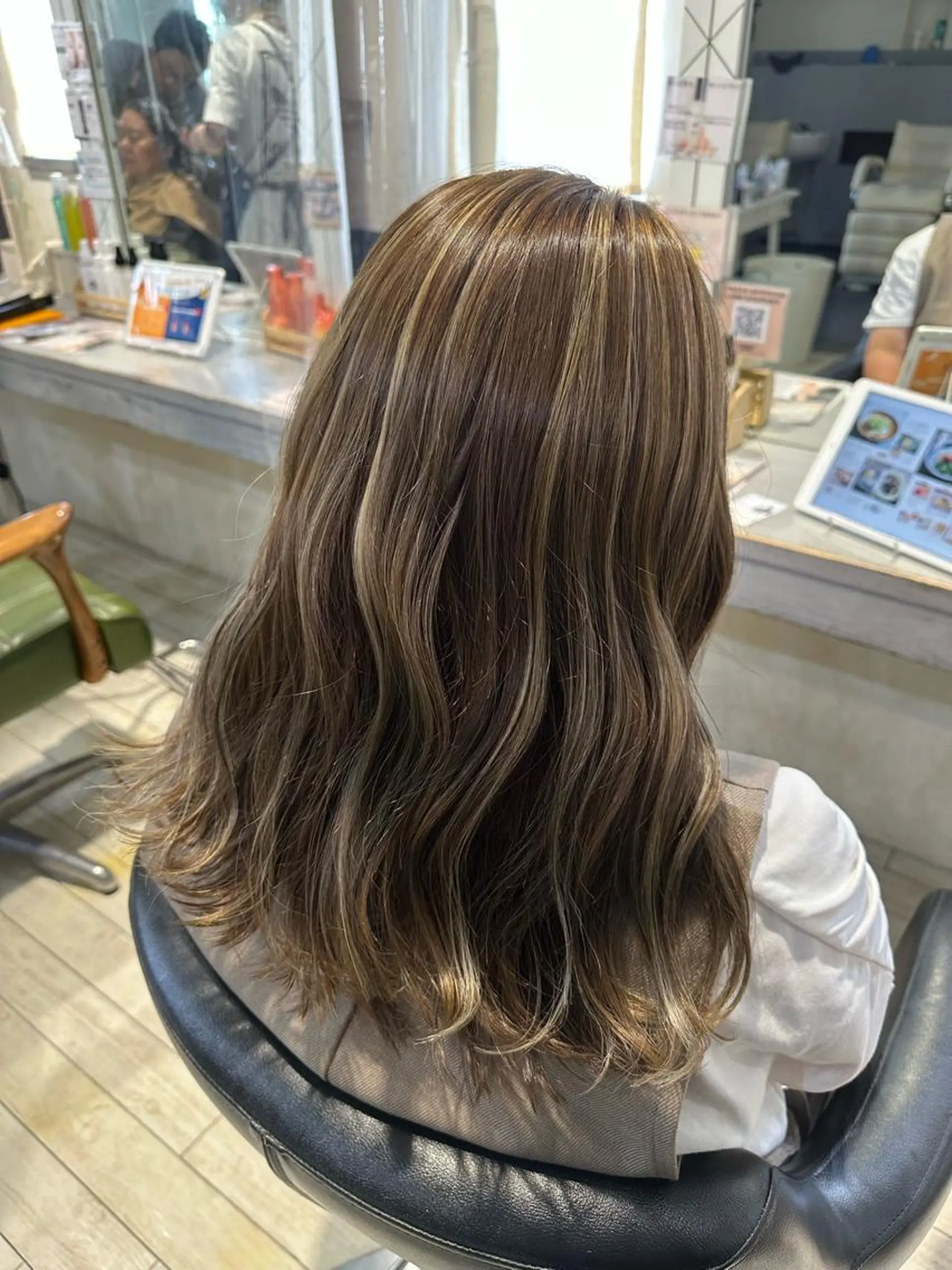 セミロング カラー ハイライトカラー ハイライト 小島 咲音/艶カラー /レイヤー/縮毛矯正のヘアスタイル