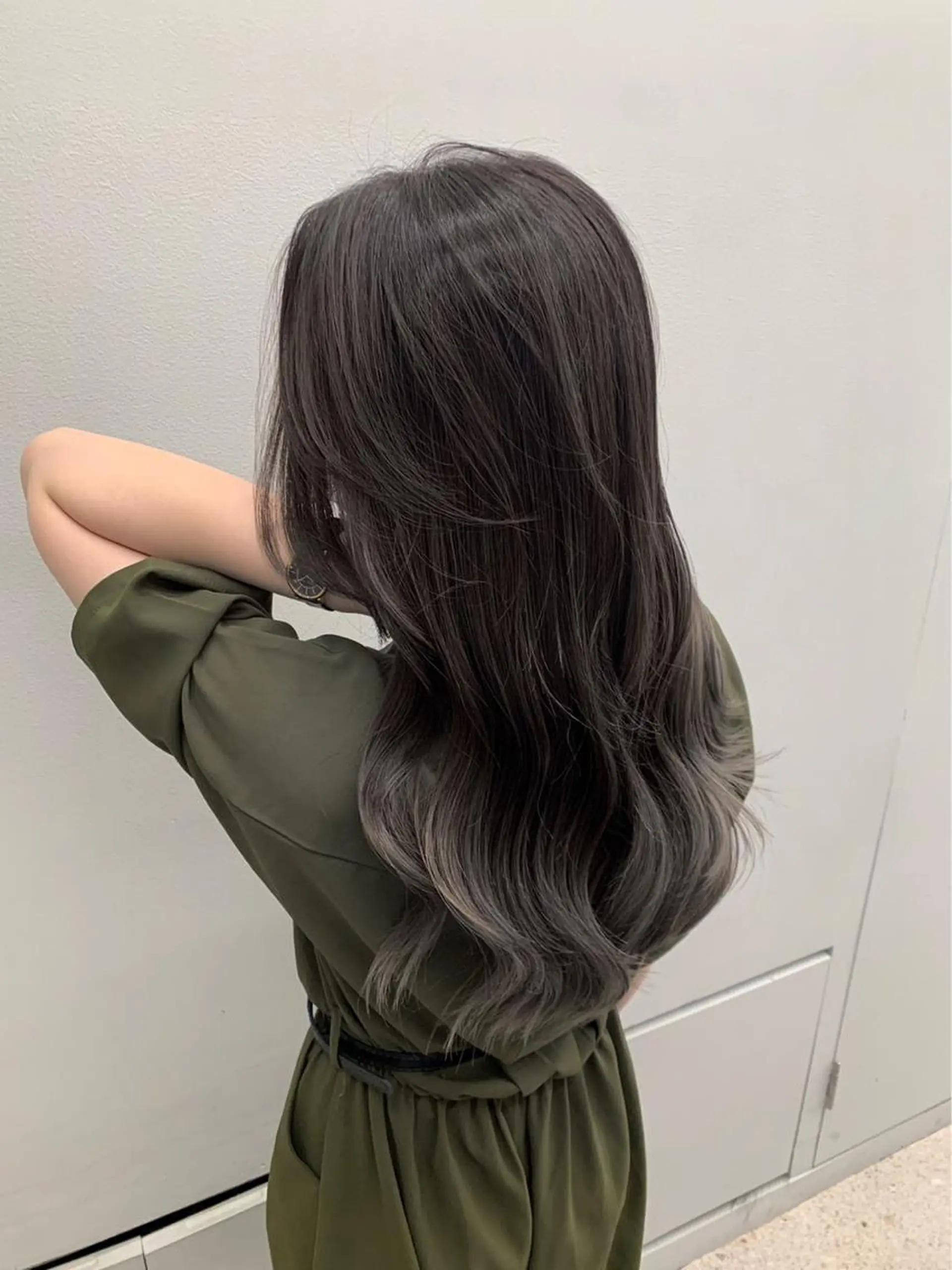 カラー グラデーションカラー ハイライトカラー シルバー 髪質改善 レイヤーカット 早崎太生のヘアスタイル