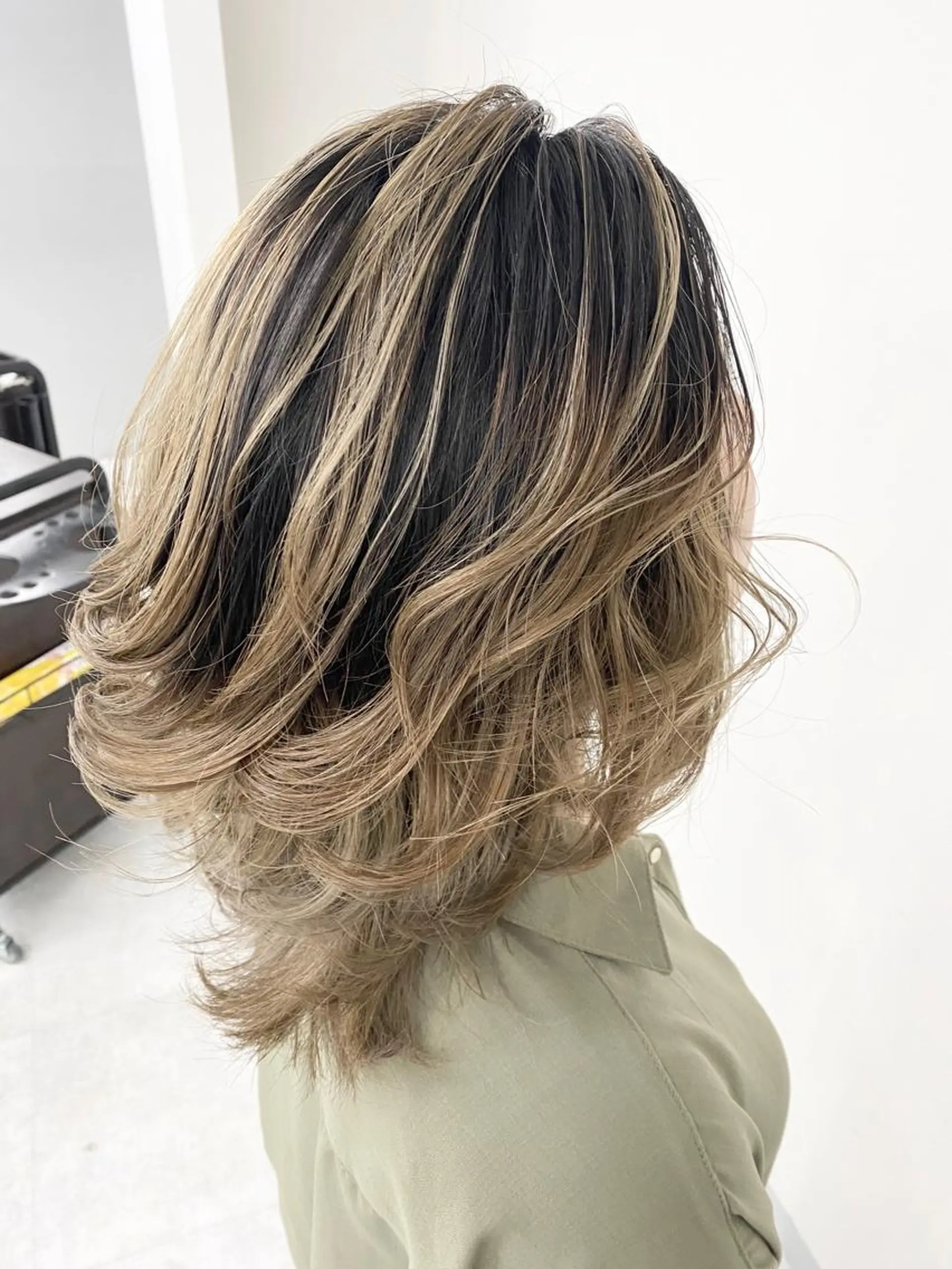 セミロング カラー ブリーチ カットモデル急募🌈 技術責任者久保のヘアスタイル