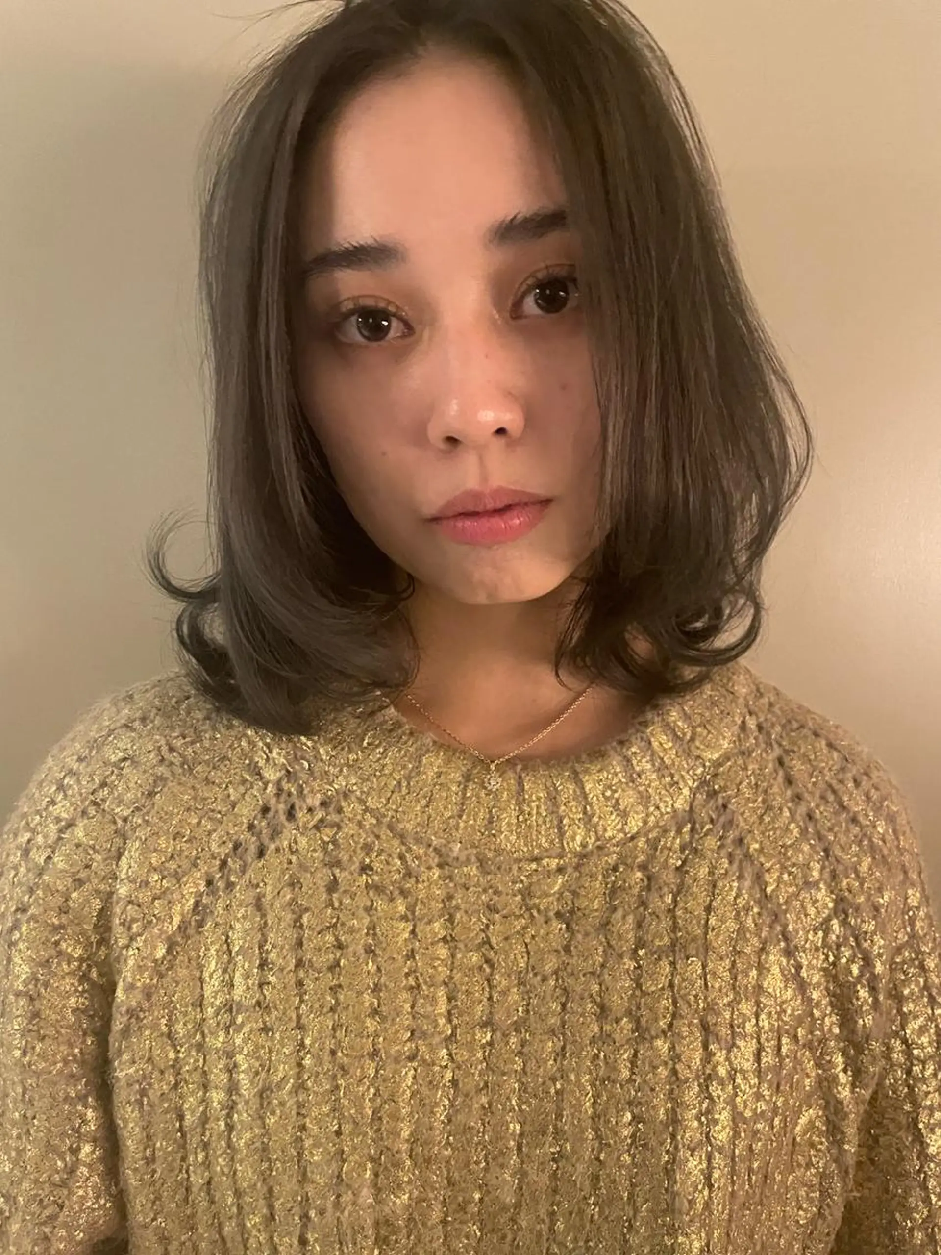 ミディアム アッシュ 平松 里穗のヘアスタイル