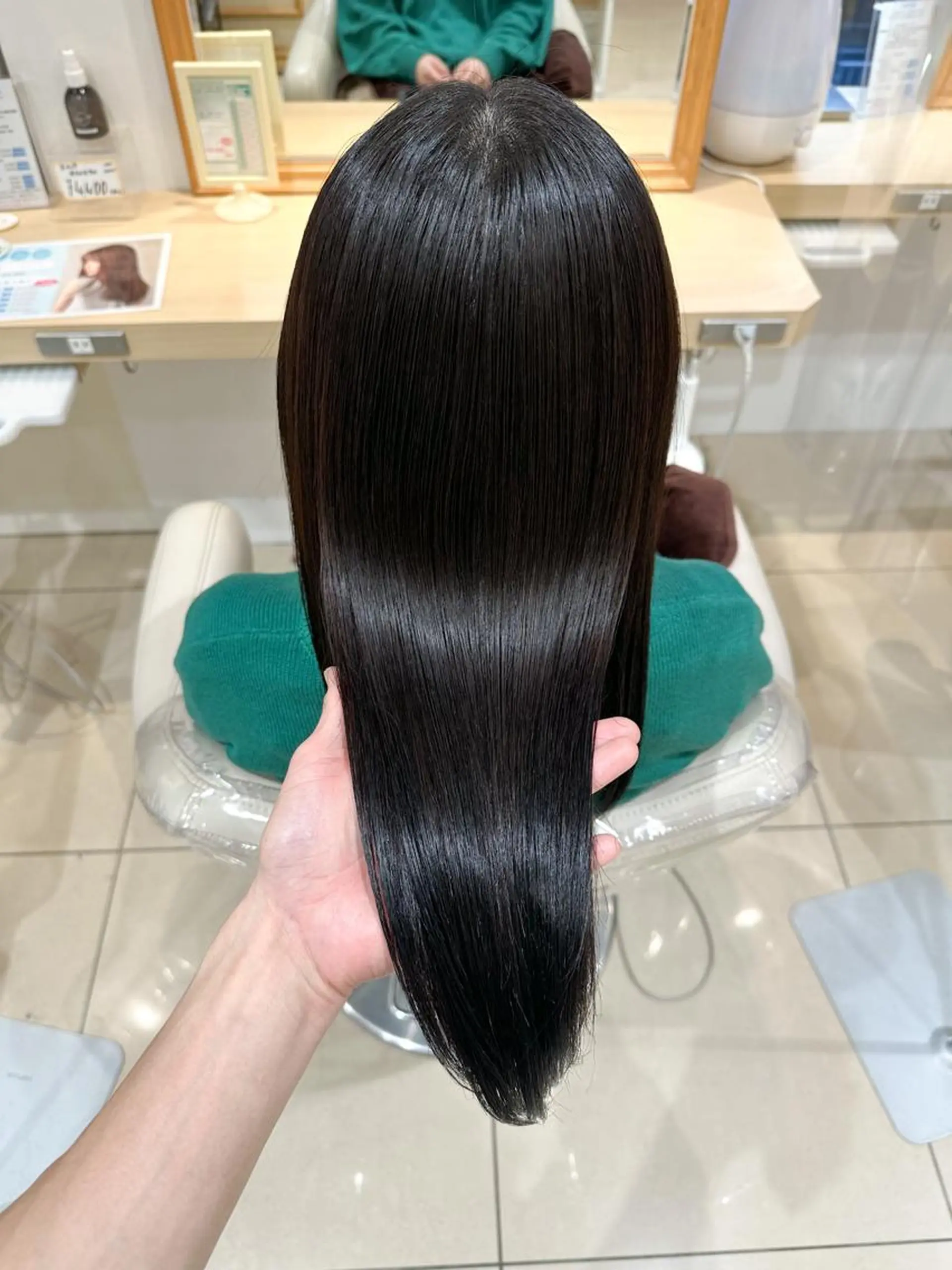 セミロング カット 縮毛矯正 トリートメント 美髪⭐︎髪質改善 井上　康司のヘアスタイル