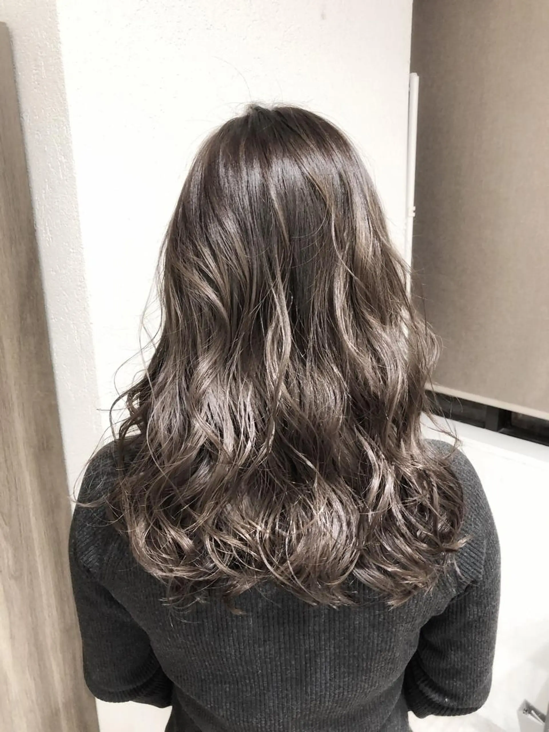 セミロング カラー ベージュカラー ハイライトカラー ラテベージュ 3Dハイライト ハイライト biscohair 髪にドラマを。のヘアスタイル