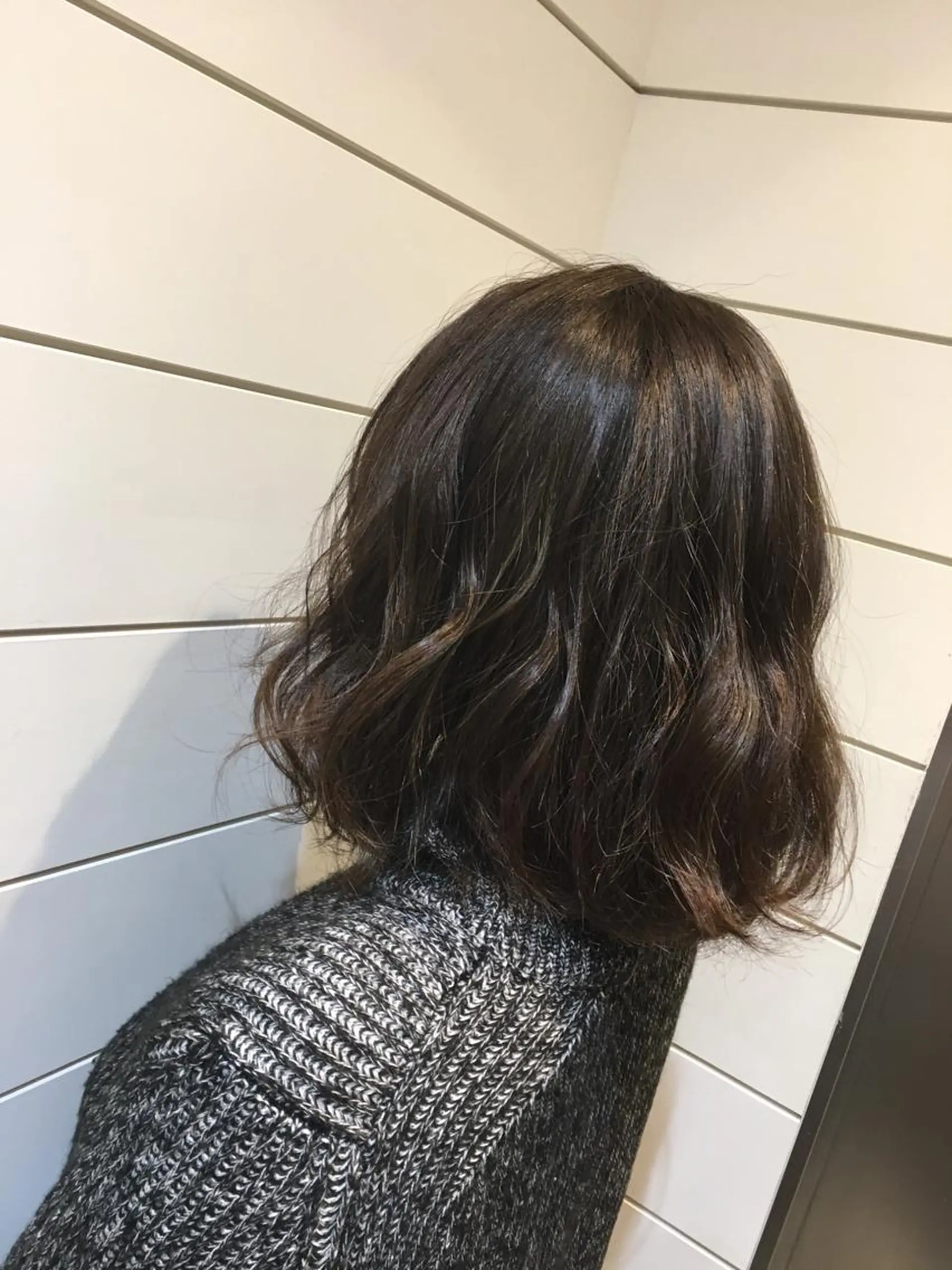 ミディアム カラー パーマ アッシュ ダークアッシュ 鍵山 千秋のヘアスタイル