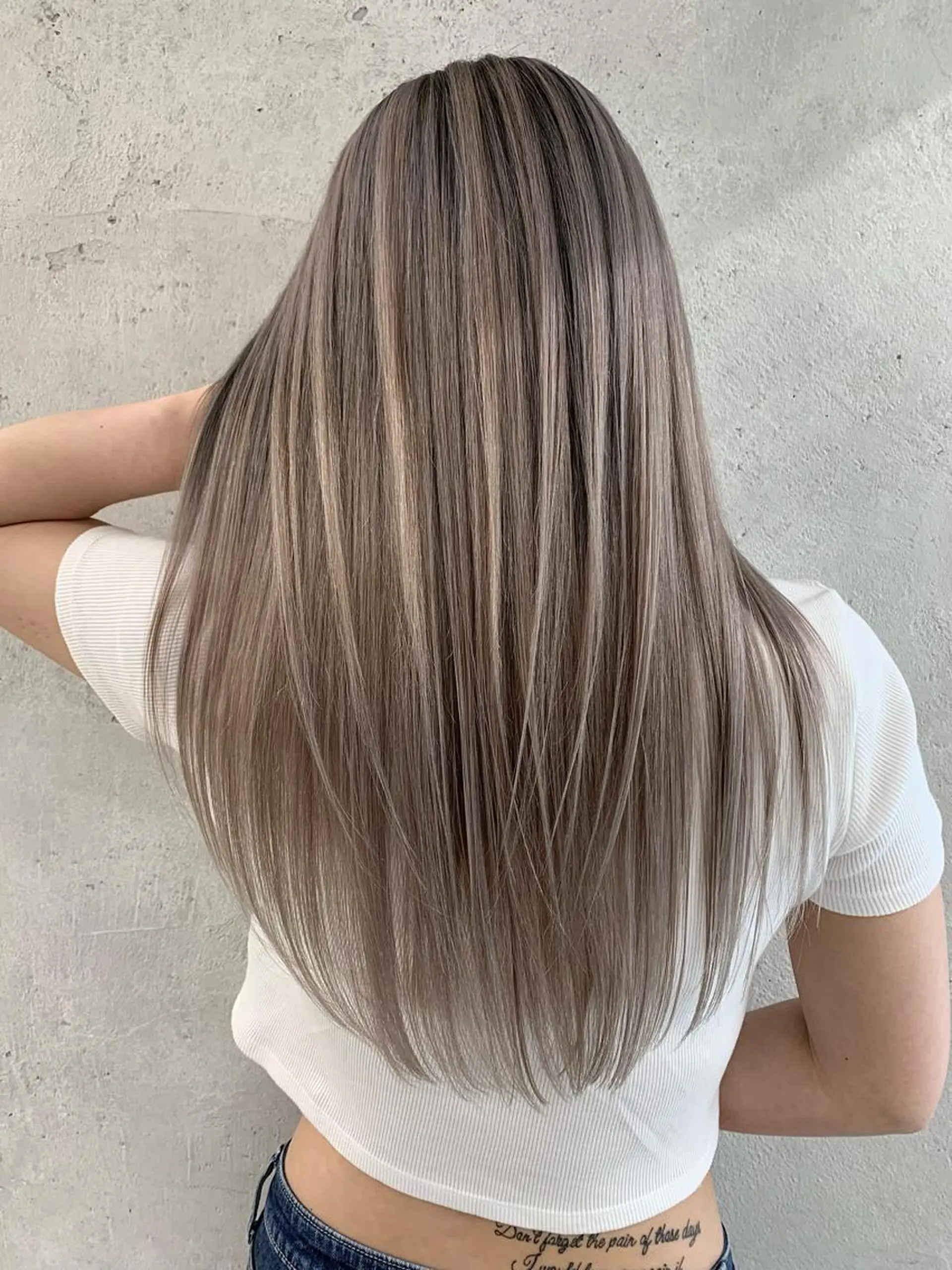 ロング カラー バレイヤージュ ベージュカラー グラデーションカラー ハイライトカラー くせ毛 阿部 圭悟のヘアスタイル