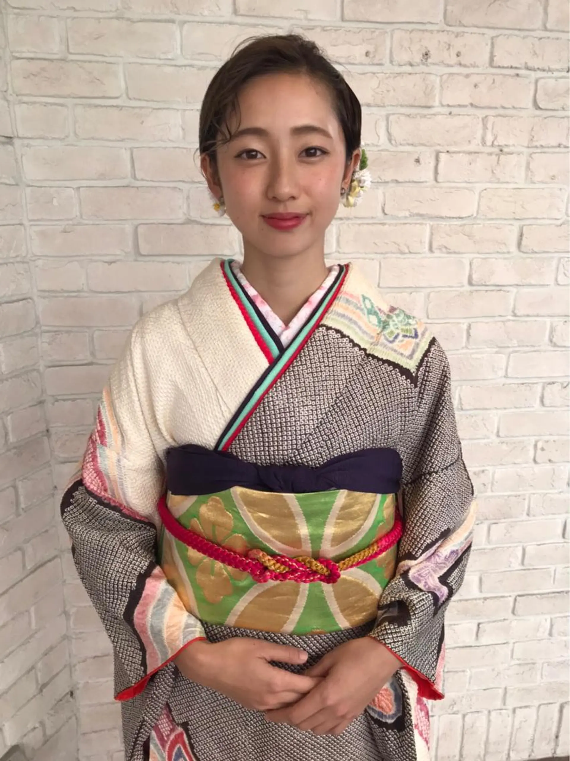 ヘアアレンジ 成人式 着物ヘア あやかショート 白髪ぼかしのヘアスタイル