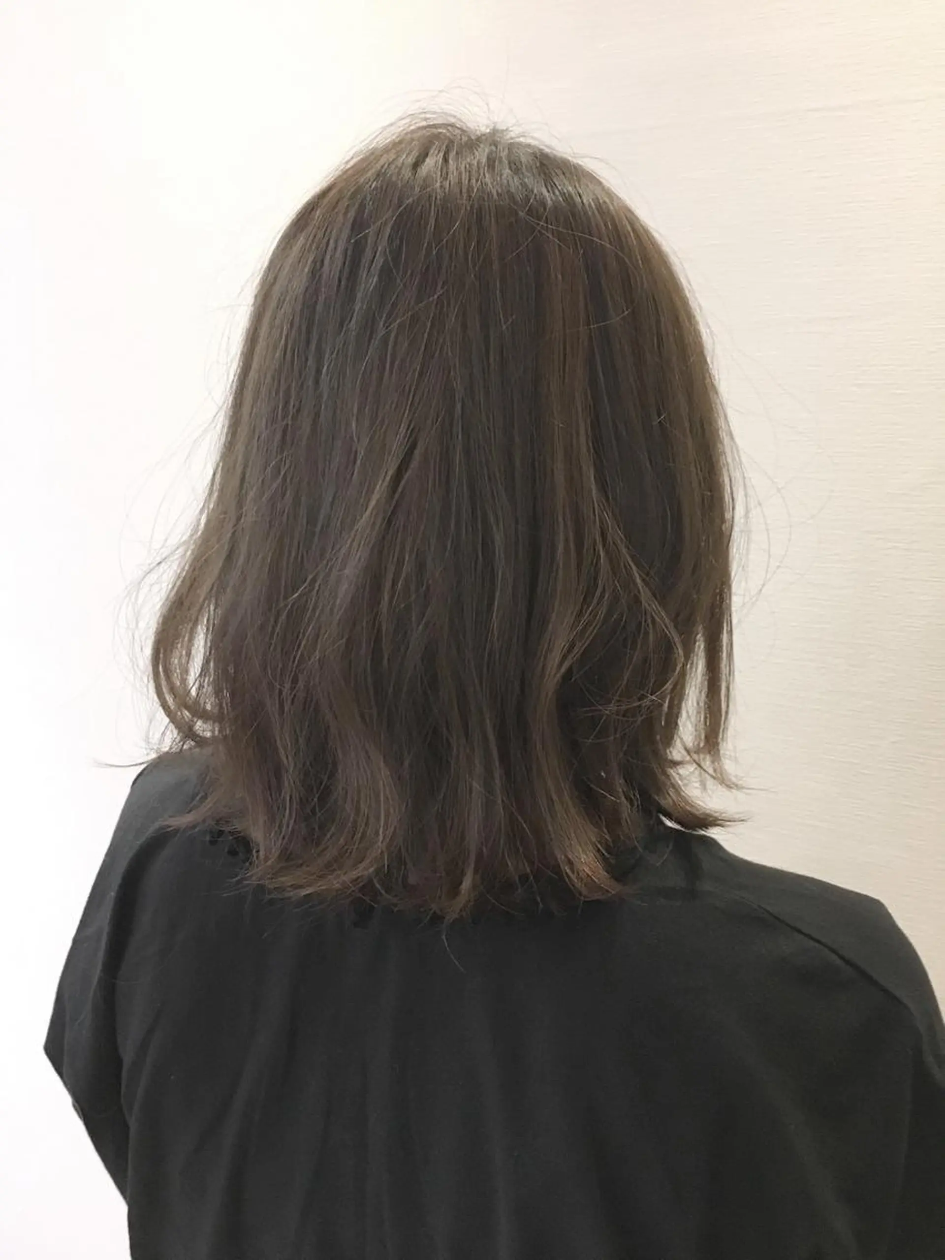 ミディアム カット 足立 磨咲のヘアスタイル