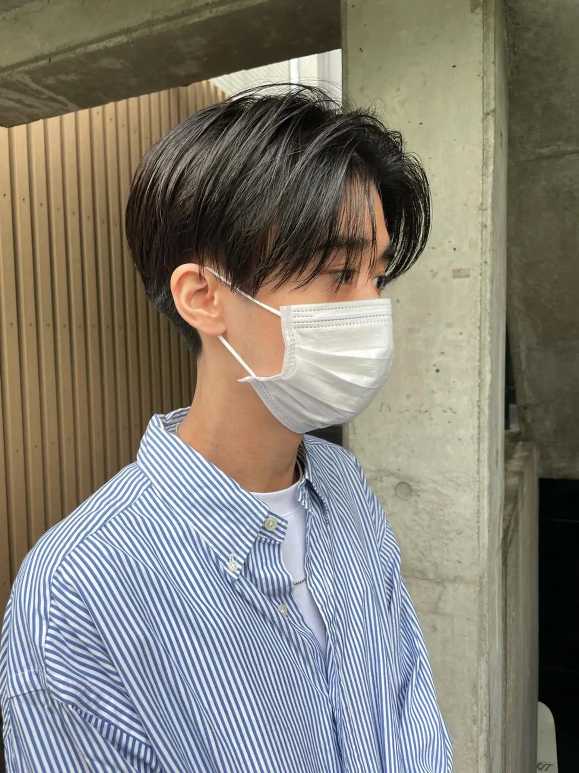 メンズ センターパート シンプル+αな デザインを 松崎陸のヘアスタイル