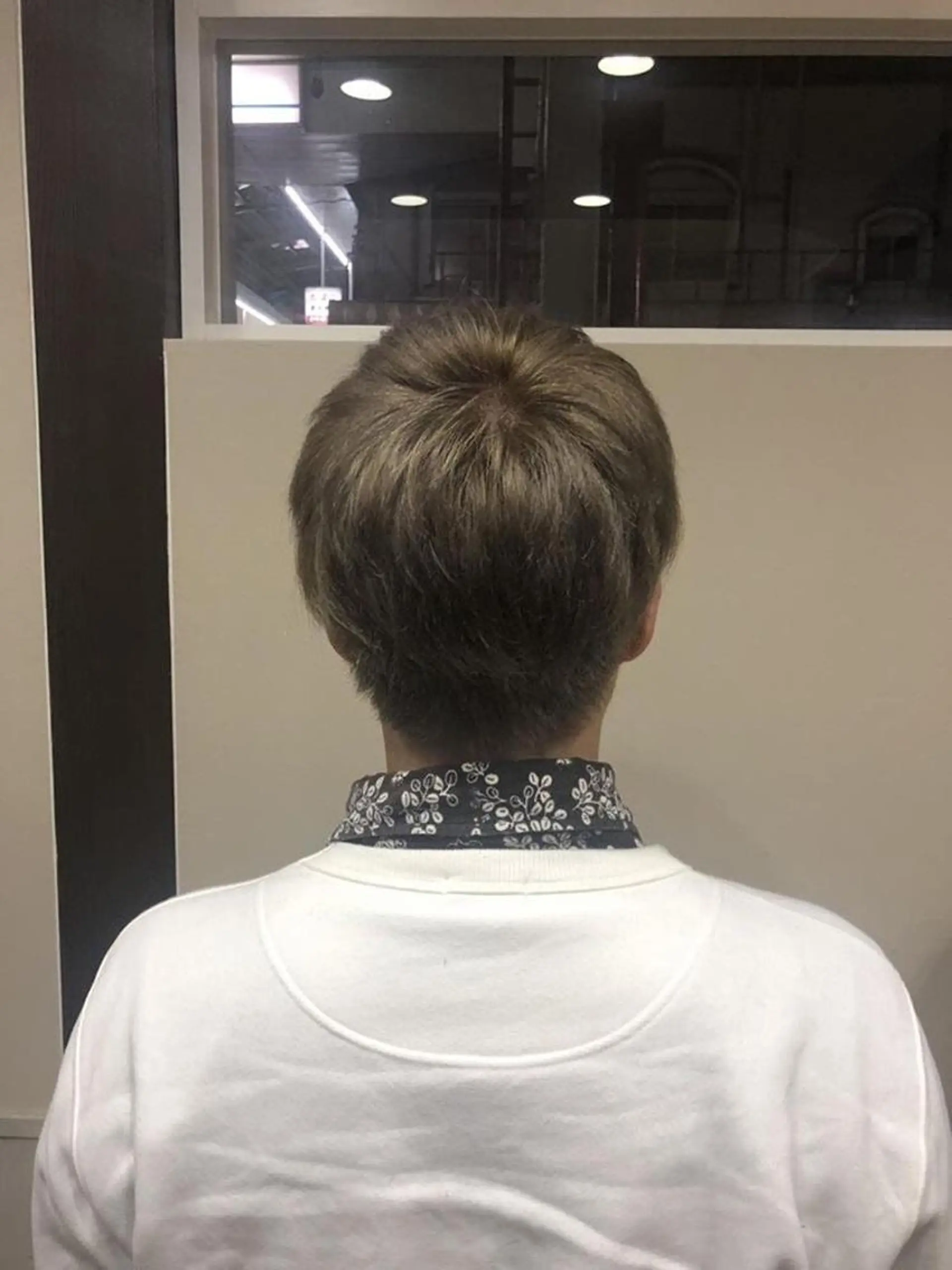 ショート カラー ブリーチ グレージュ 東條 克義のヘアスタイル