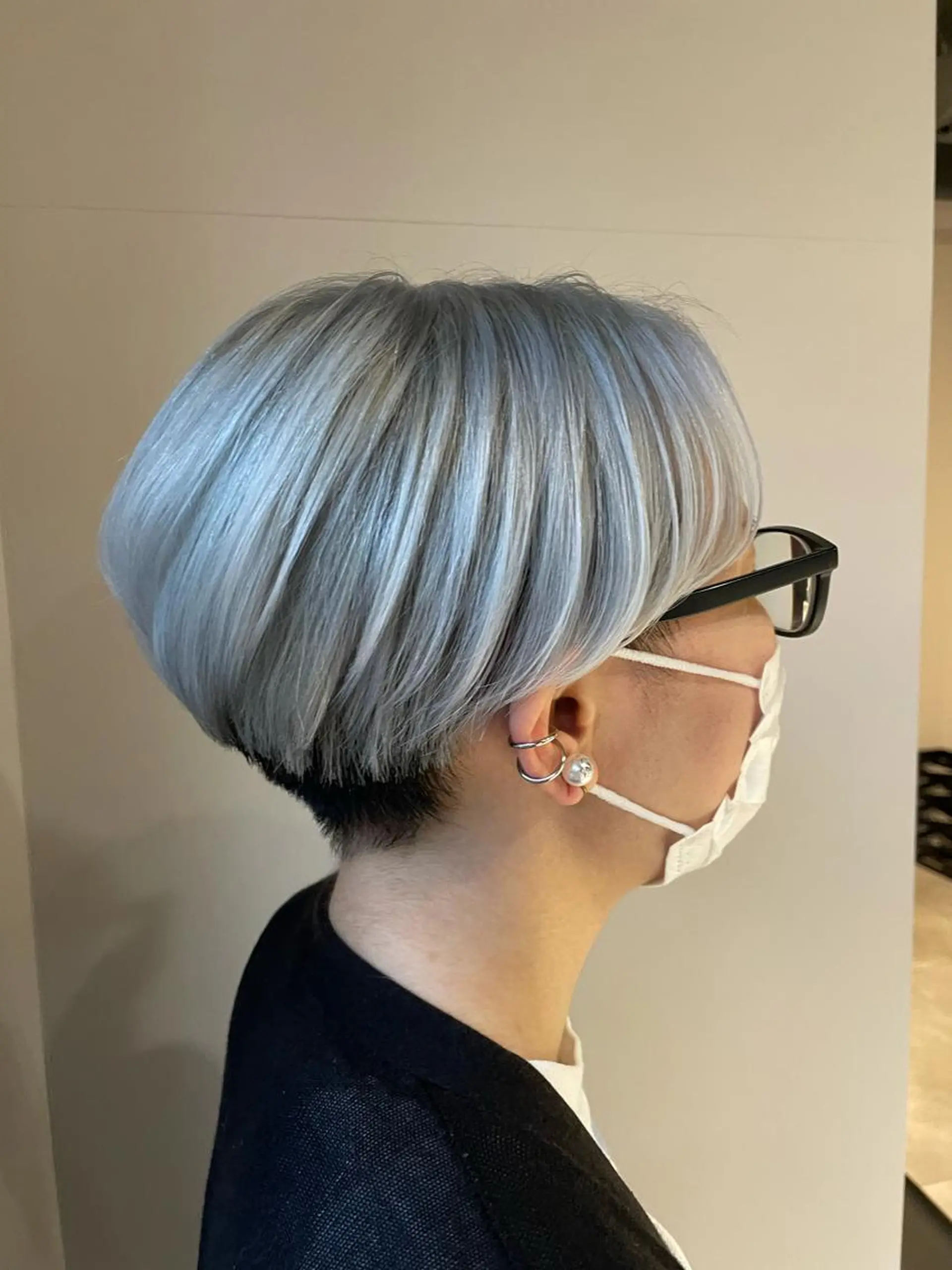 ショート カラー シルバー ホワイトシルバー ブリーチ👩‍🦳/ ‪✂︎MANAMIのヘアスタイル
