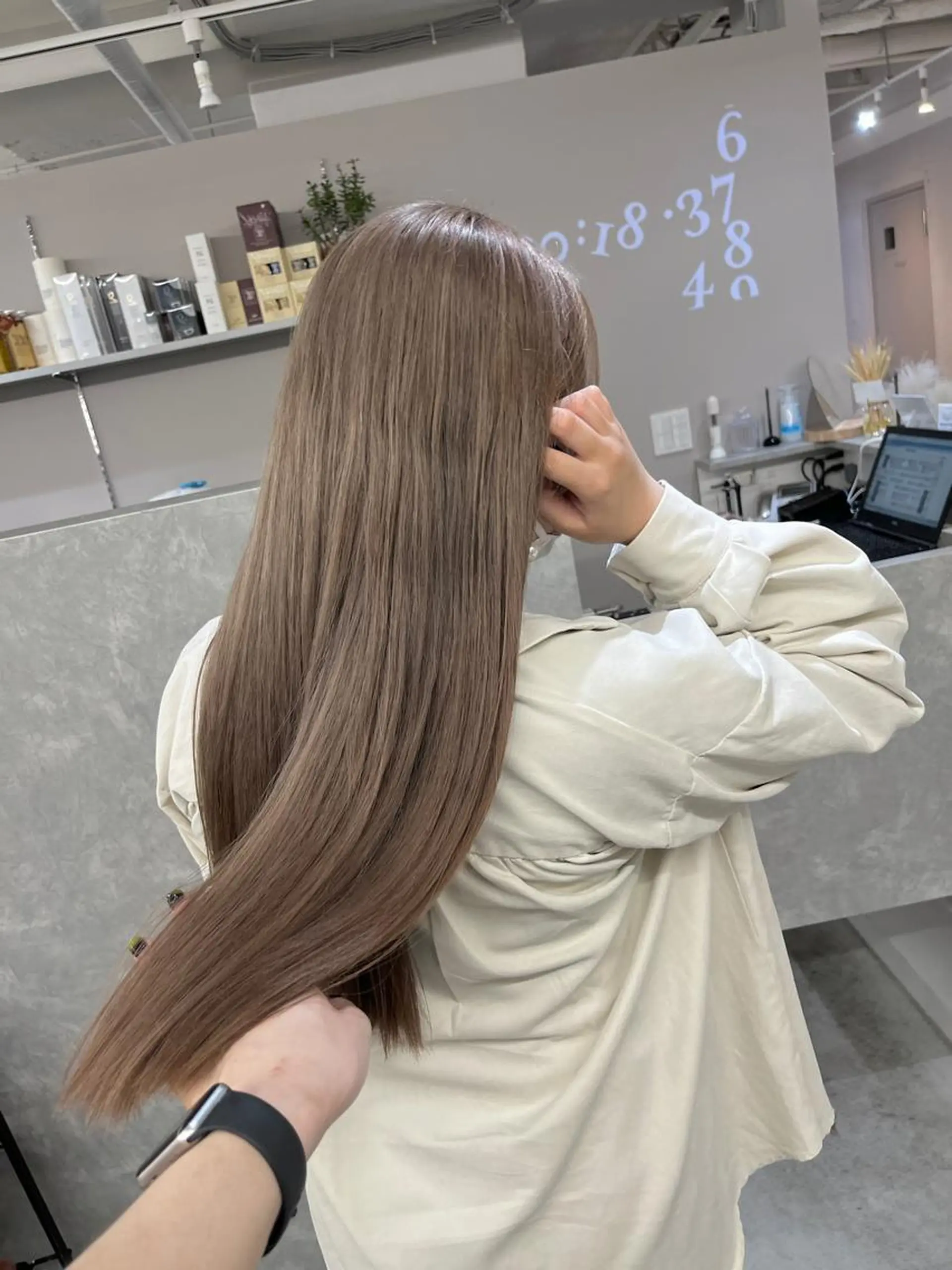 ロング グレージュ/透け感 カラー/透明感カラーのヘアスタイル