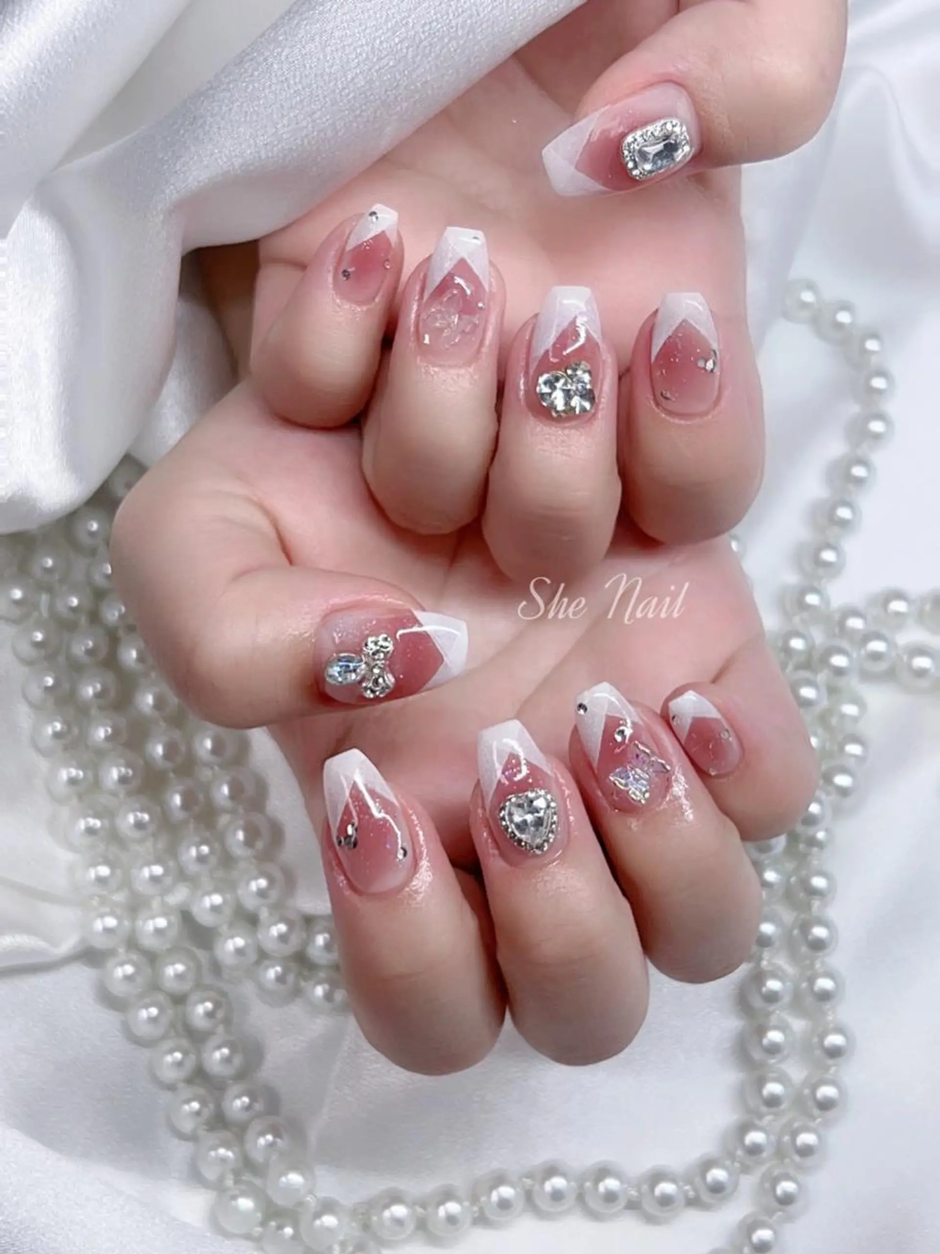 ネイル チークネイル 長さ出し グラデーション ラメ(グリッター) ラメグラデーション ハンドネイル She   Nail所属・ISA_ BELLAのネイルデザイン