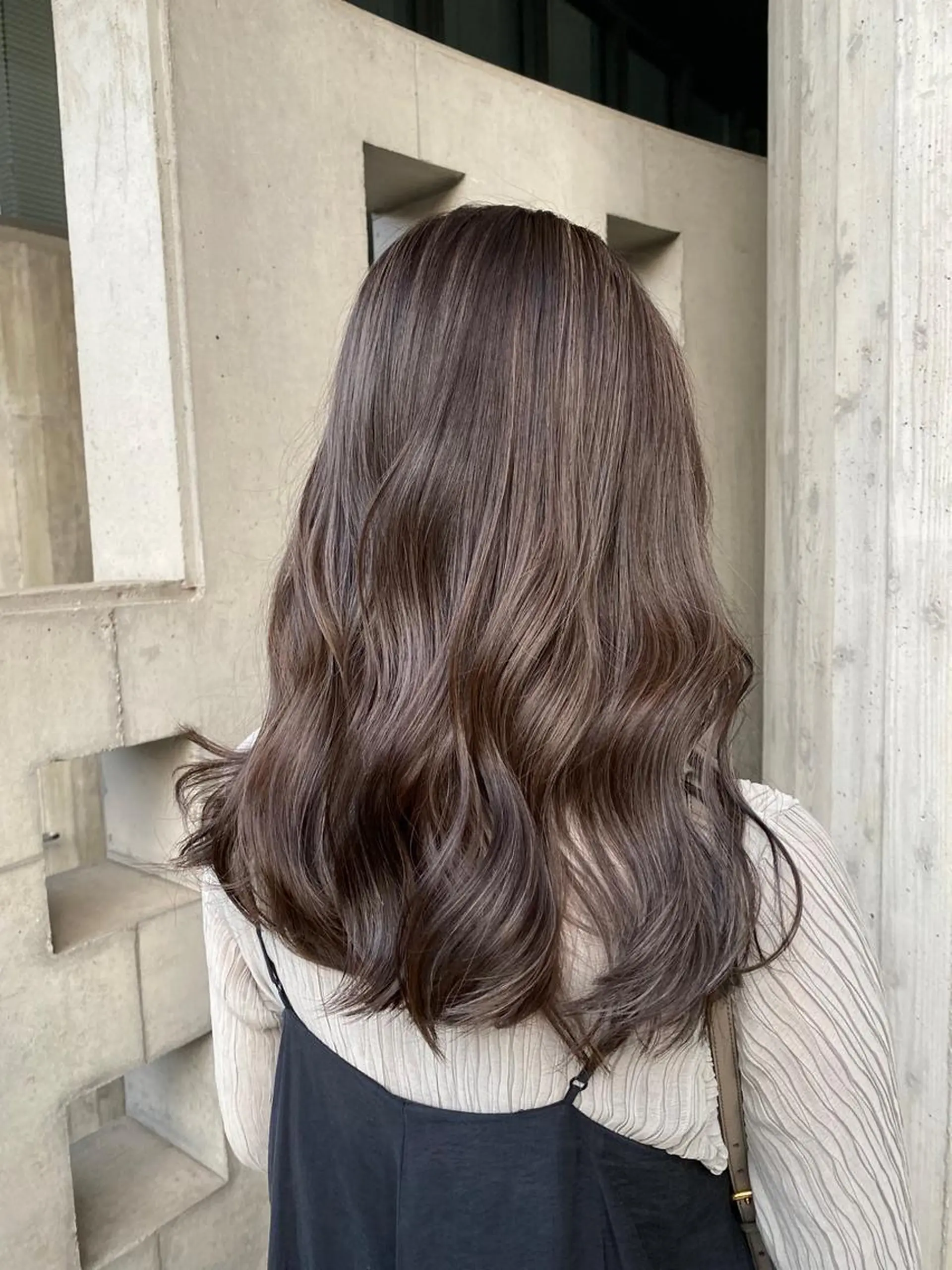 ロング カラー グレージュ 海外風カーテンバング Mao広尾美容室のヘアスタイル