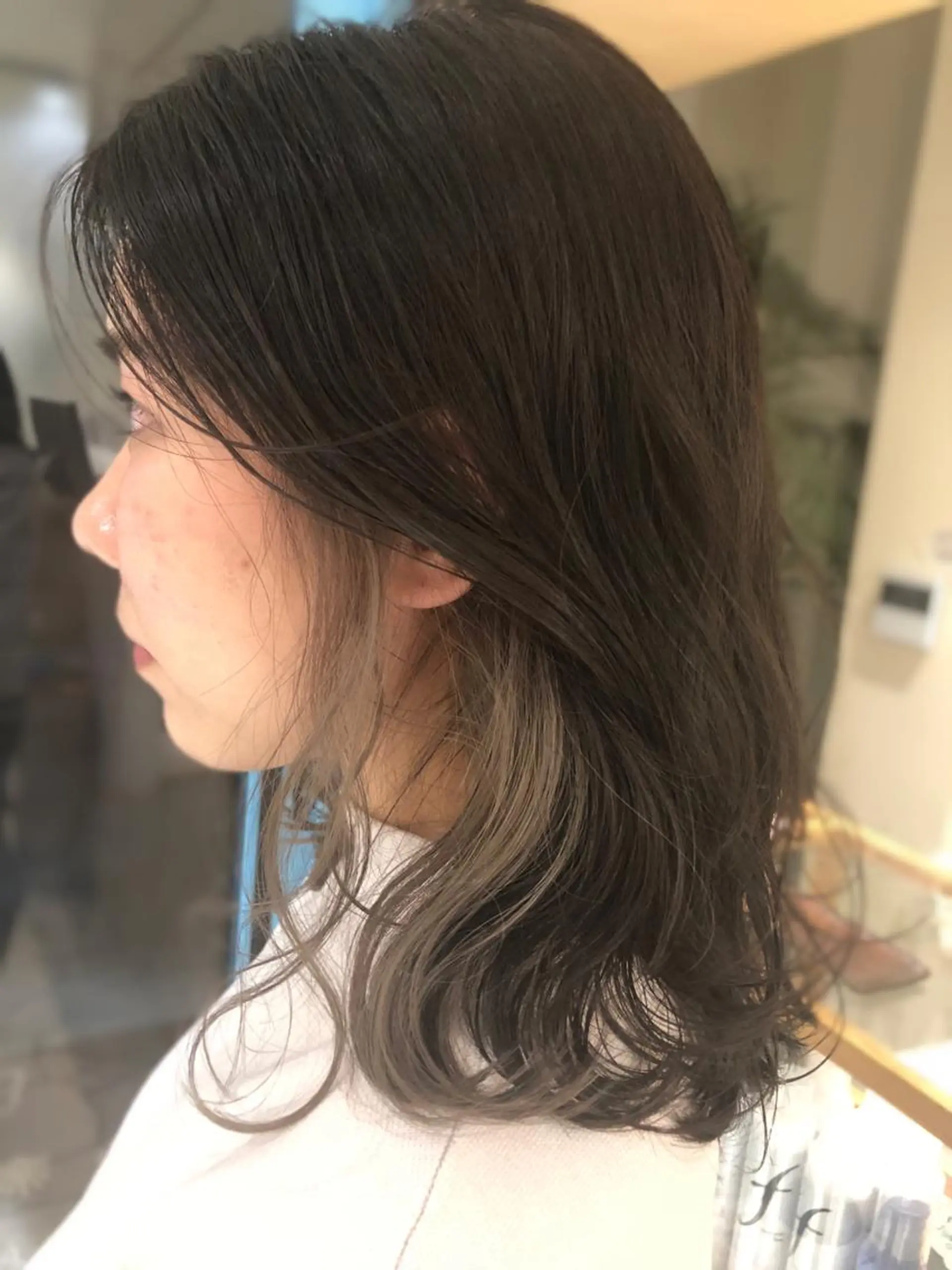 セミロング カラー ダークグレー インナーカラー シルバー カット ヘアカラー トリートメント 大岩 茉愉のヘアスタイル