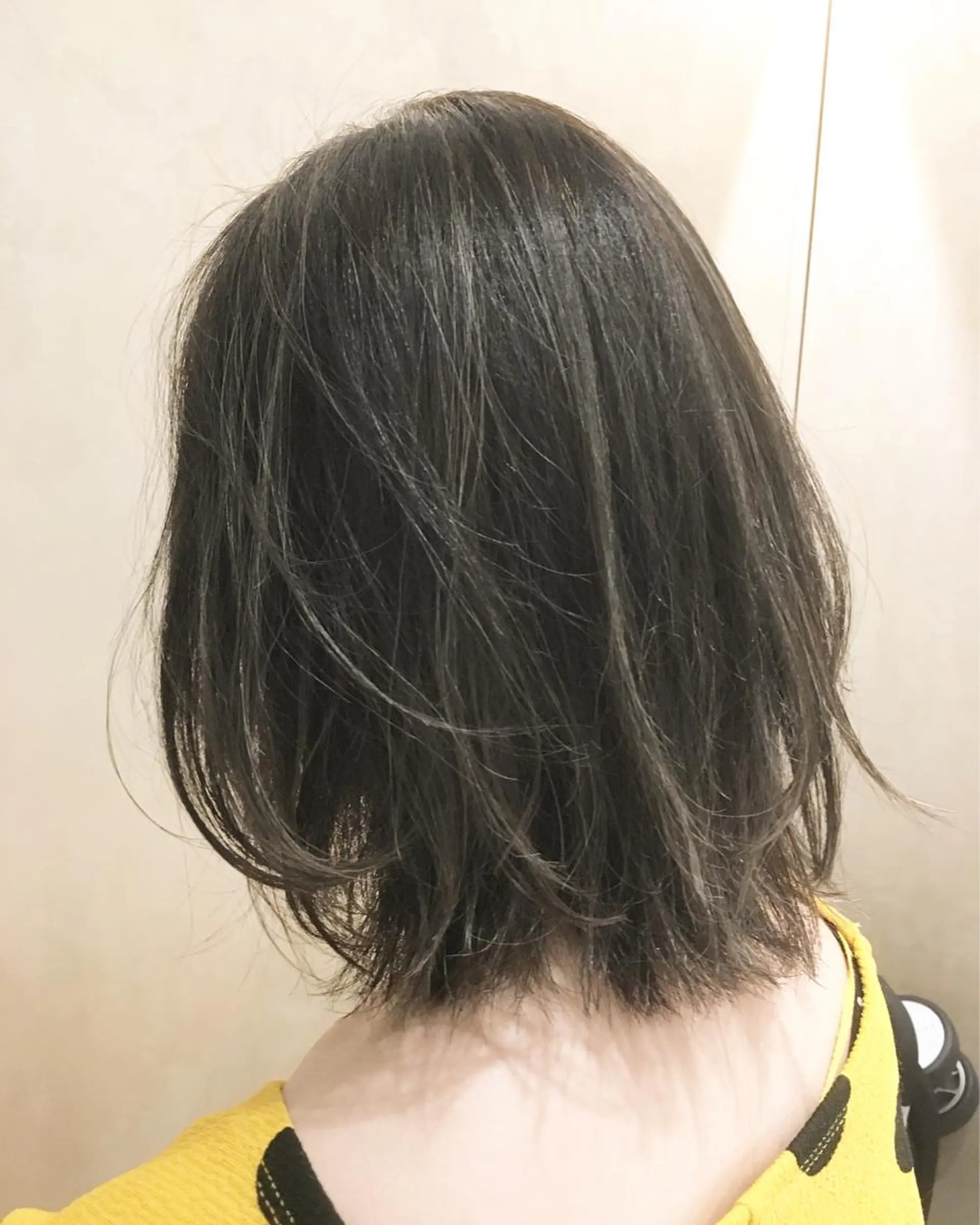 ミディアム カラー グレージュ ハイライトカラー カーキグレージュ ハイライト 酸性縮毛矯正のプロ 杉山玲介のヘアスタイル