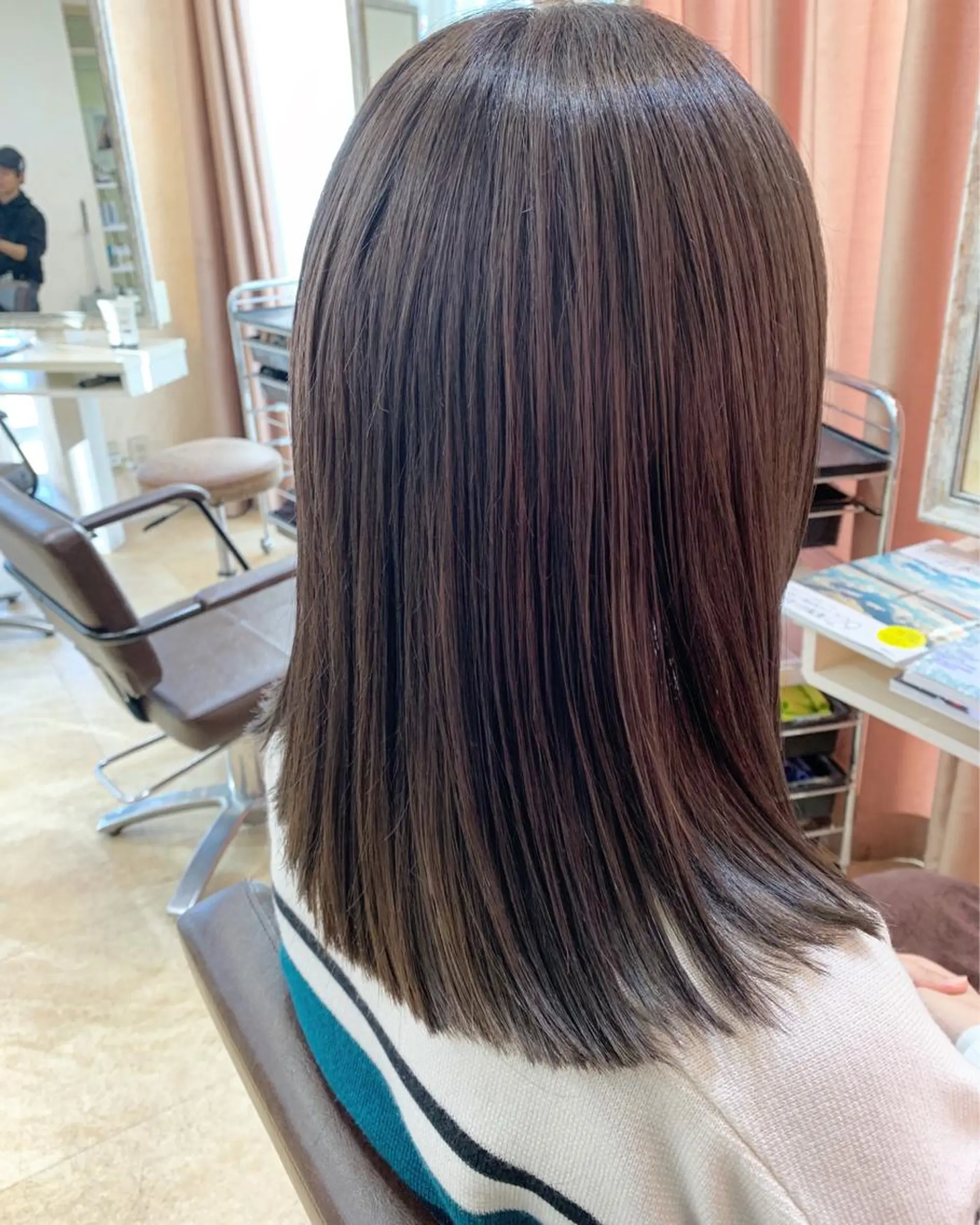 ミディアム カラー パーマ ヘアアレンジ メンズ キッズ ネイル マツエク・マツパ 結婚式・ブライダル ミディアムパーマ メンズバレイヤージュ センターパート メンズハイライト 角床直哉 カラーカットNO 1のヘアスタイル