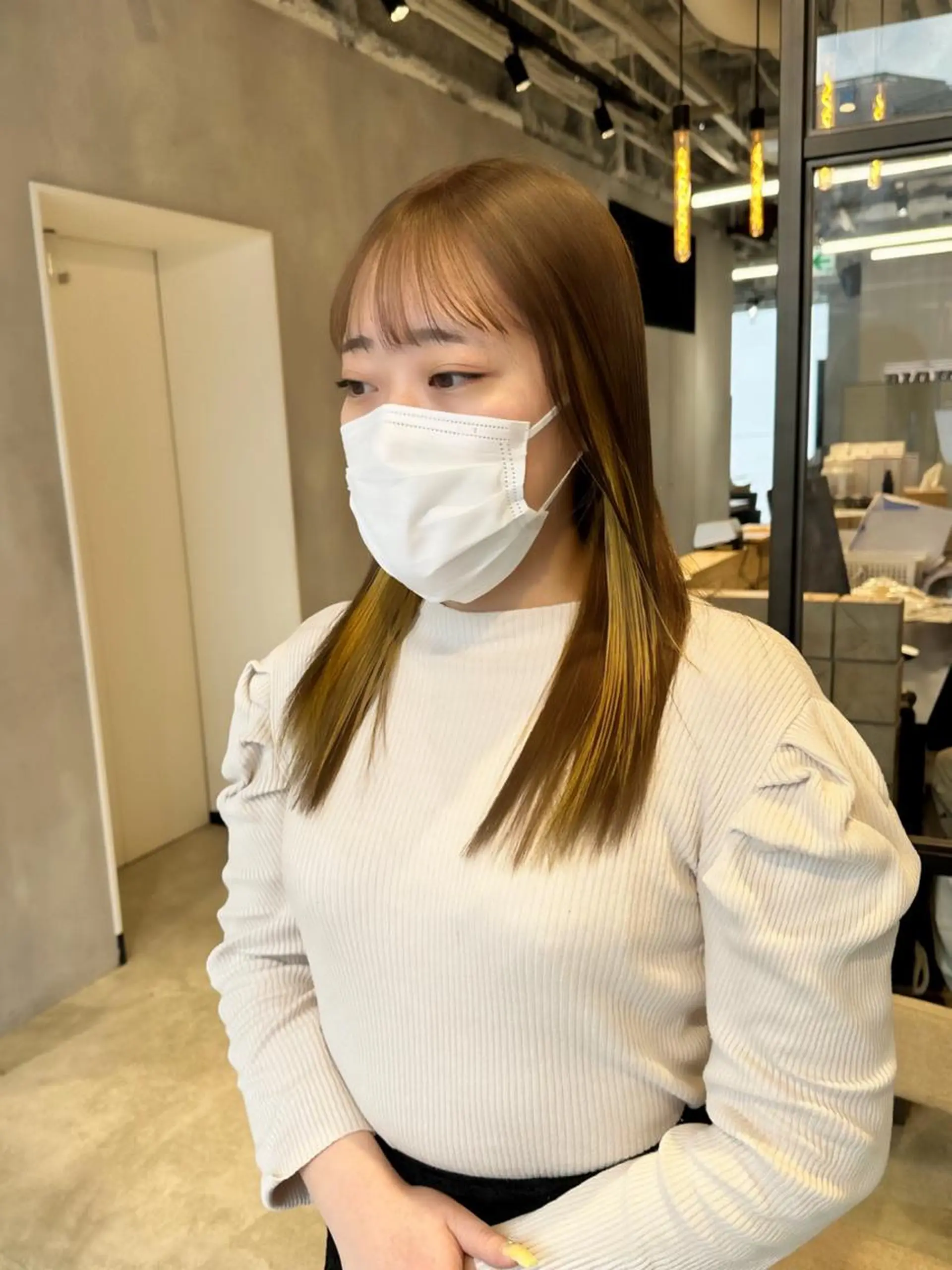 セミロング カラー インナーカラー イエローカラー ヘアカラー トリートメント 🦋レイヤーカット ミドリカワ🦋のヘアスタイル