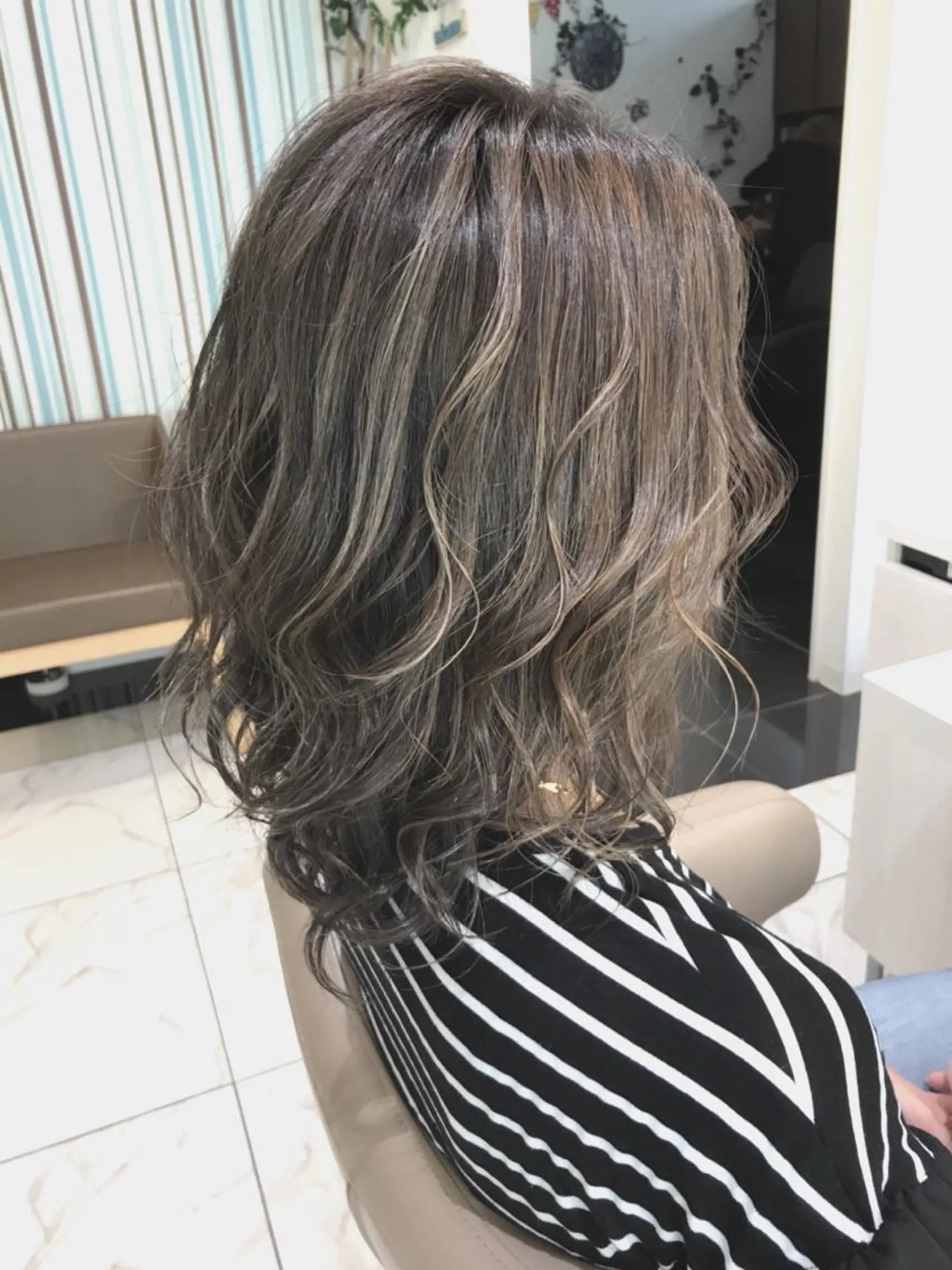 ミディアム カラー ブリーチ ブルーカラー ブルージュ ケアブリーチ ハイライトカラー カット ヘアカラー 山崎俊輔/髪質改善 /バレイヤージュのヘアスタイル