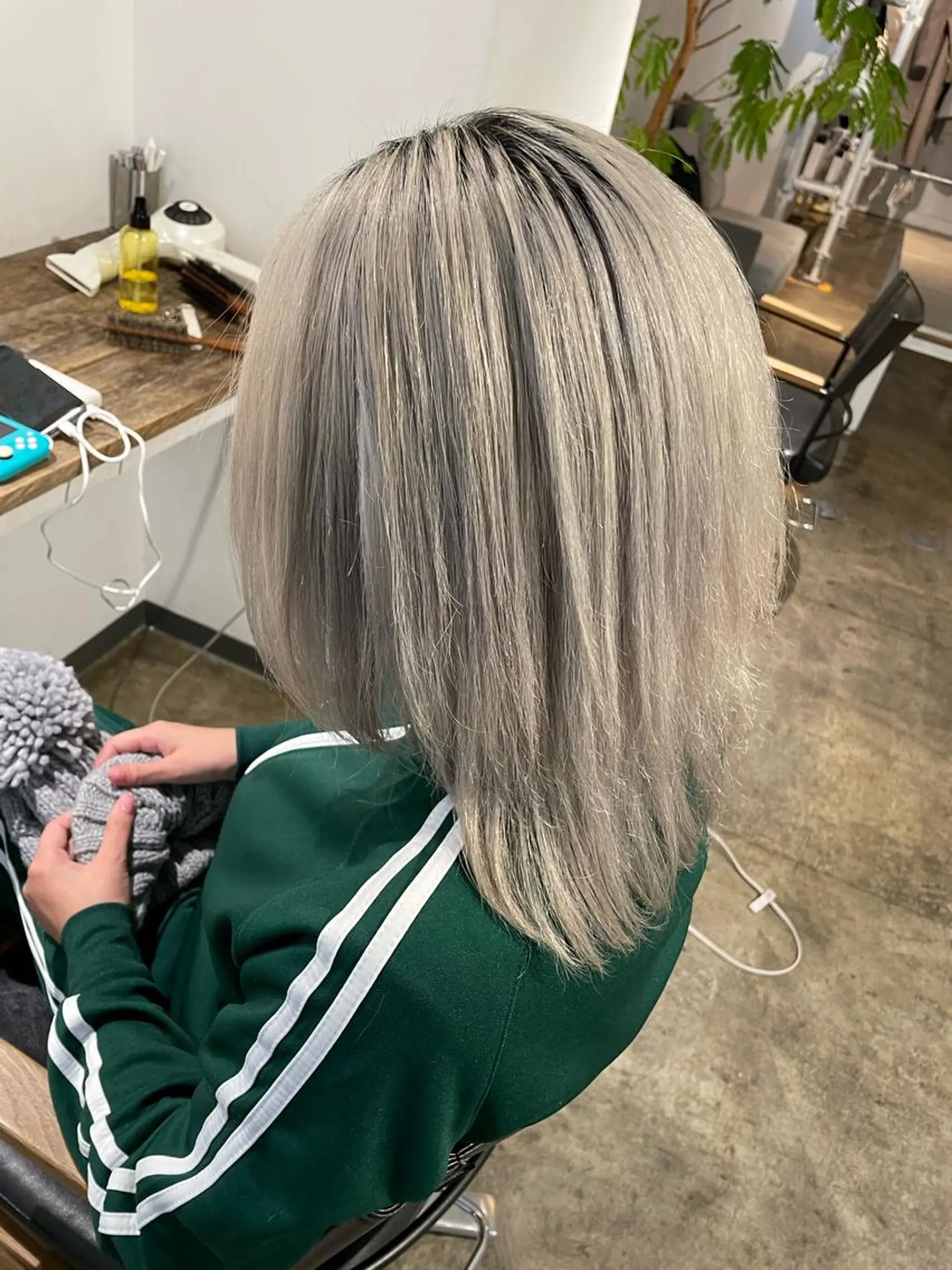 ミディアム カラー シルバー ヘアカラー トリートメント ハイトーン/レイヤー /ケアブリーチ石川治のヘアスタイル