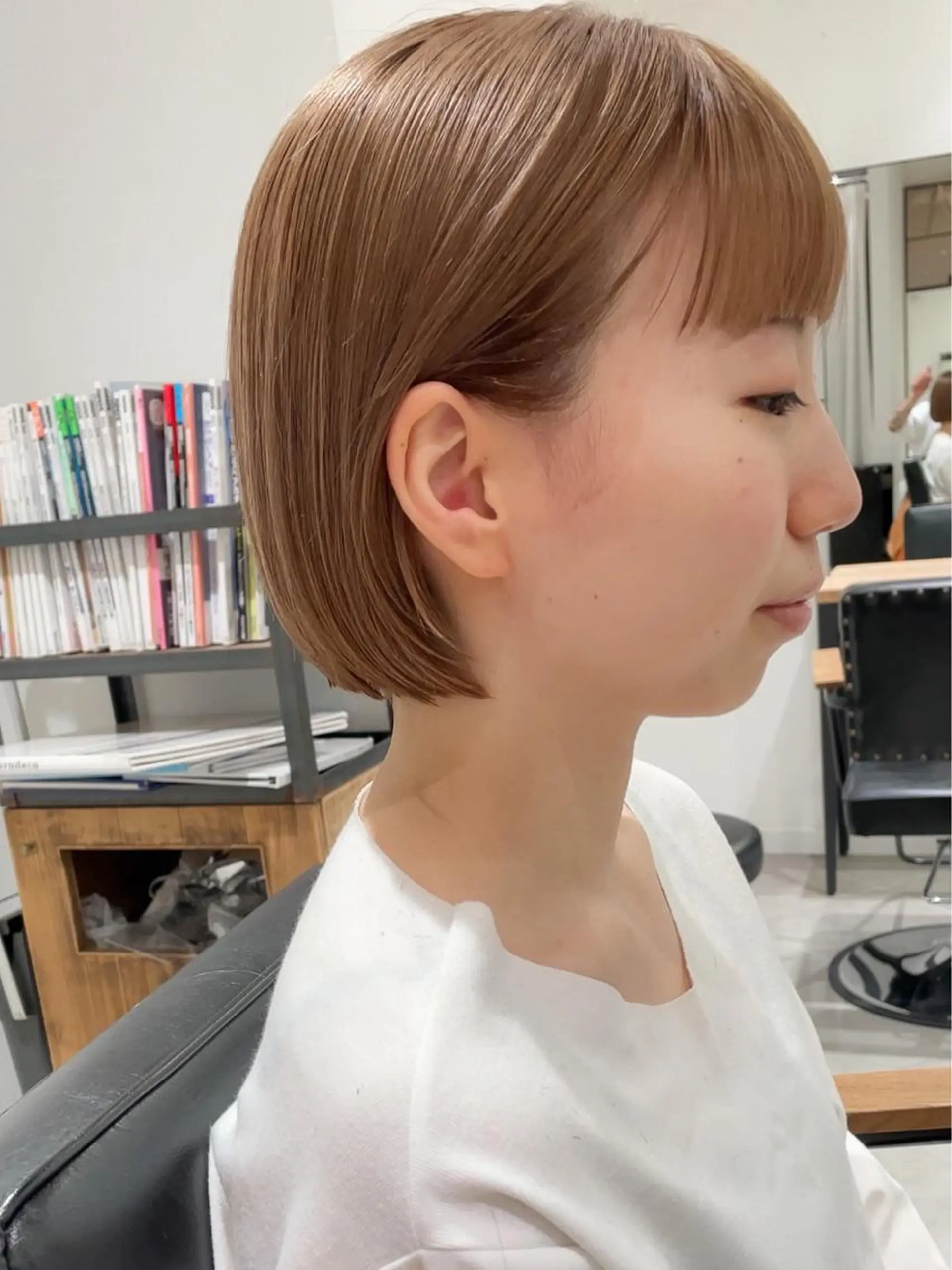 ショート カラー ベージュカラー ハイトーンカラー ボブ ショートヘア カット ヘアカラー トリートメント Loom.所属・村上雅人 ナチュラルモードのヘアスタイル