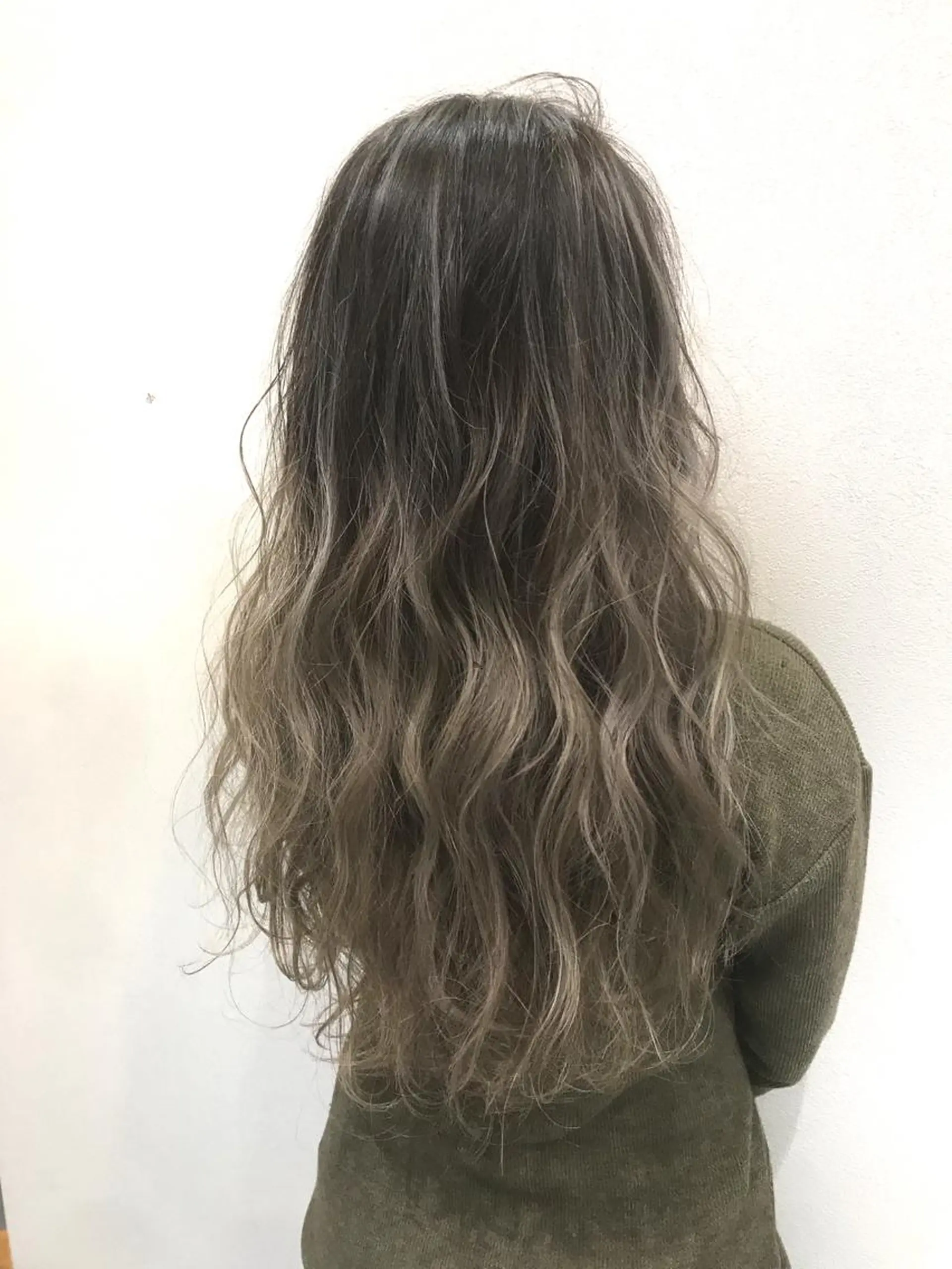 ロング レイヤーカット ブリーチカラー☆ 再生トリートメントのヘアスタイル