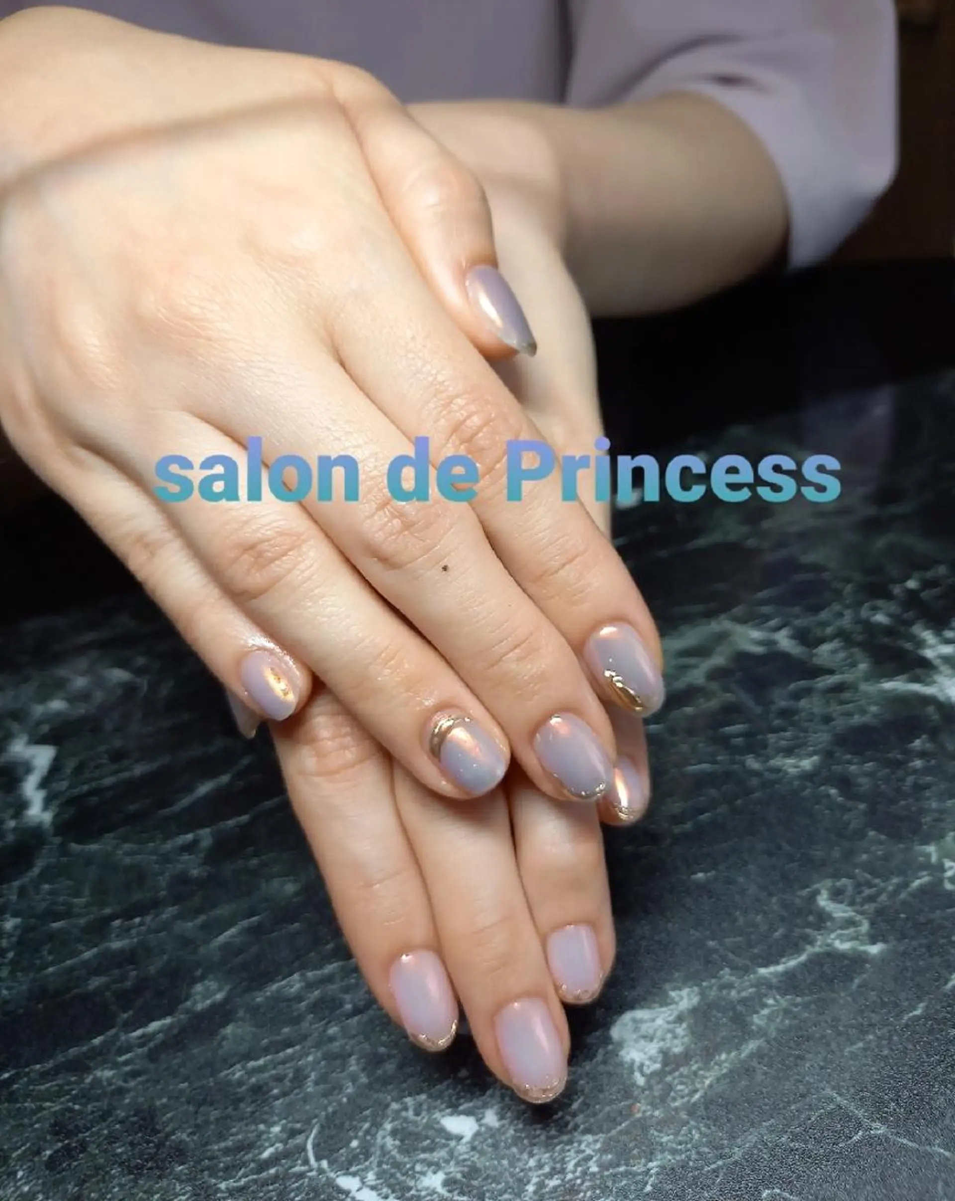 ネイル オーロラネイル ゴールド salon de  Princessのネイルデザイン