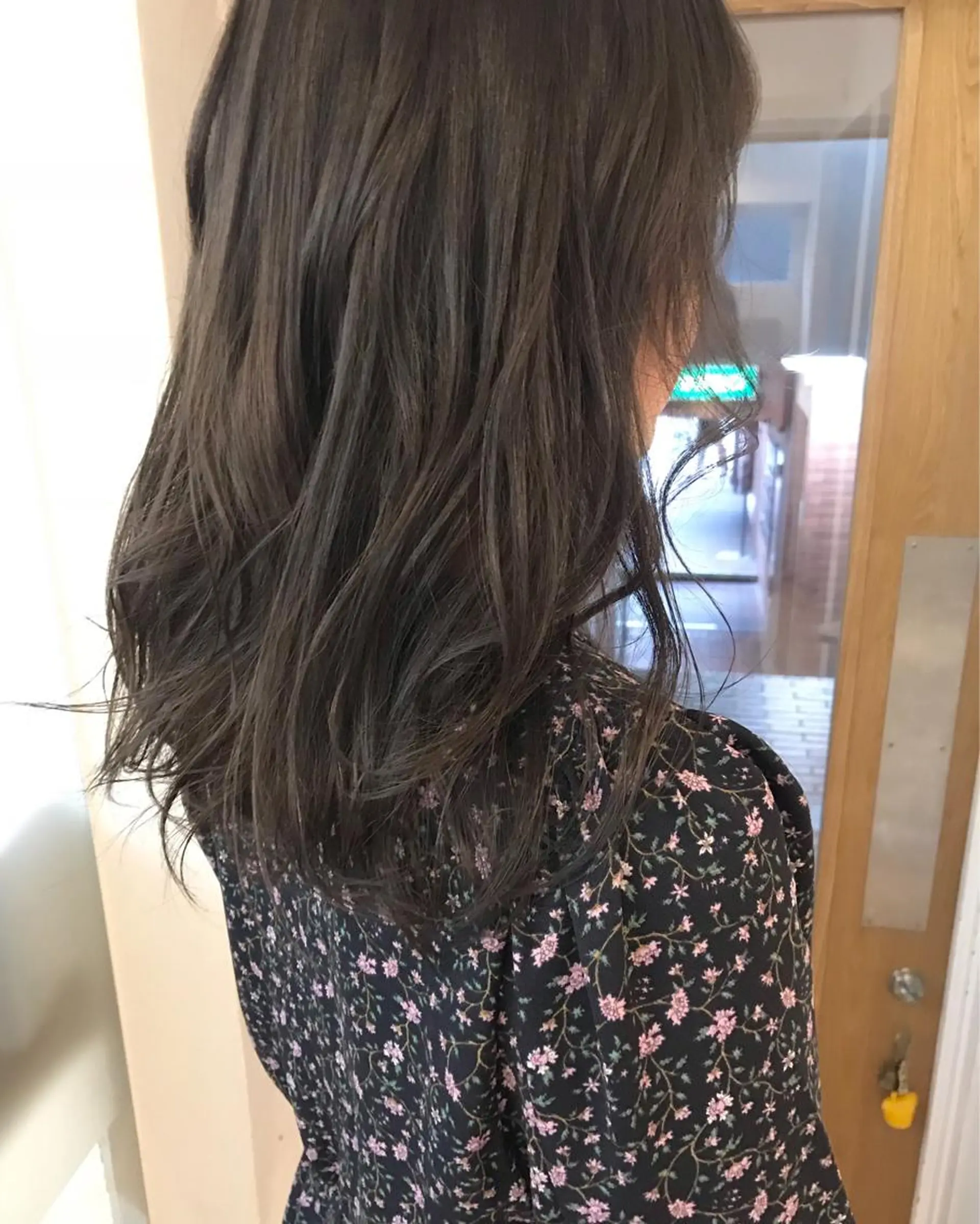 セミロング カラー ブリーチ オリーブグレー クニモトハルナ ボブ/柔らかカラーのヘアスタイル