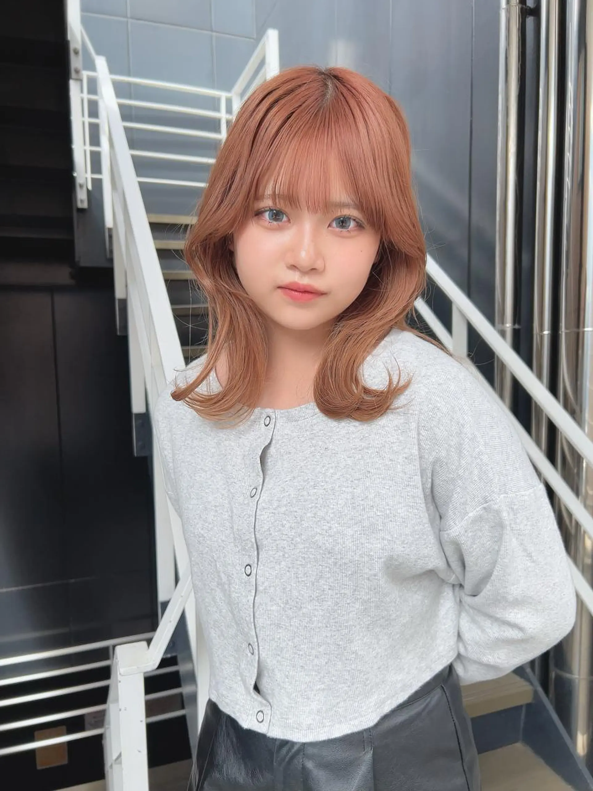 ミディアム カット ヘアカラー トリートメント 韓国🇰🇷レイヤー カットオリーブカラーのヘアスタイル