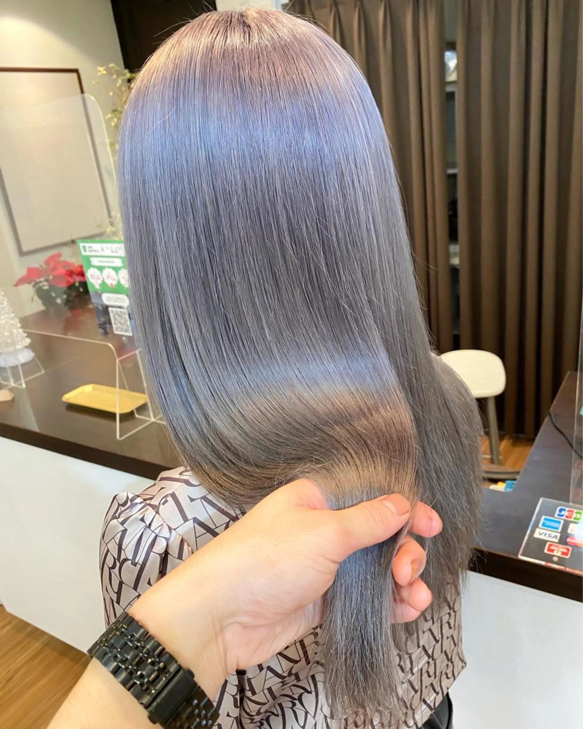 ロング カラー ブリーチ シルバー 色ムラ修正の神様 新宿ハイトーンかすみのヘアスタイル