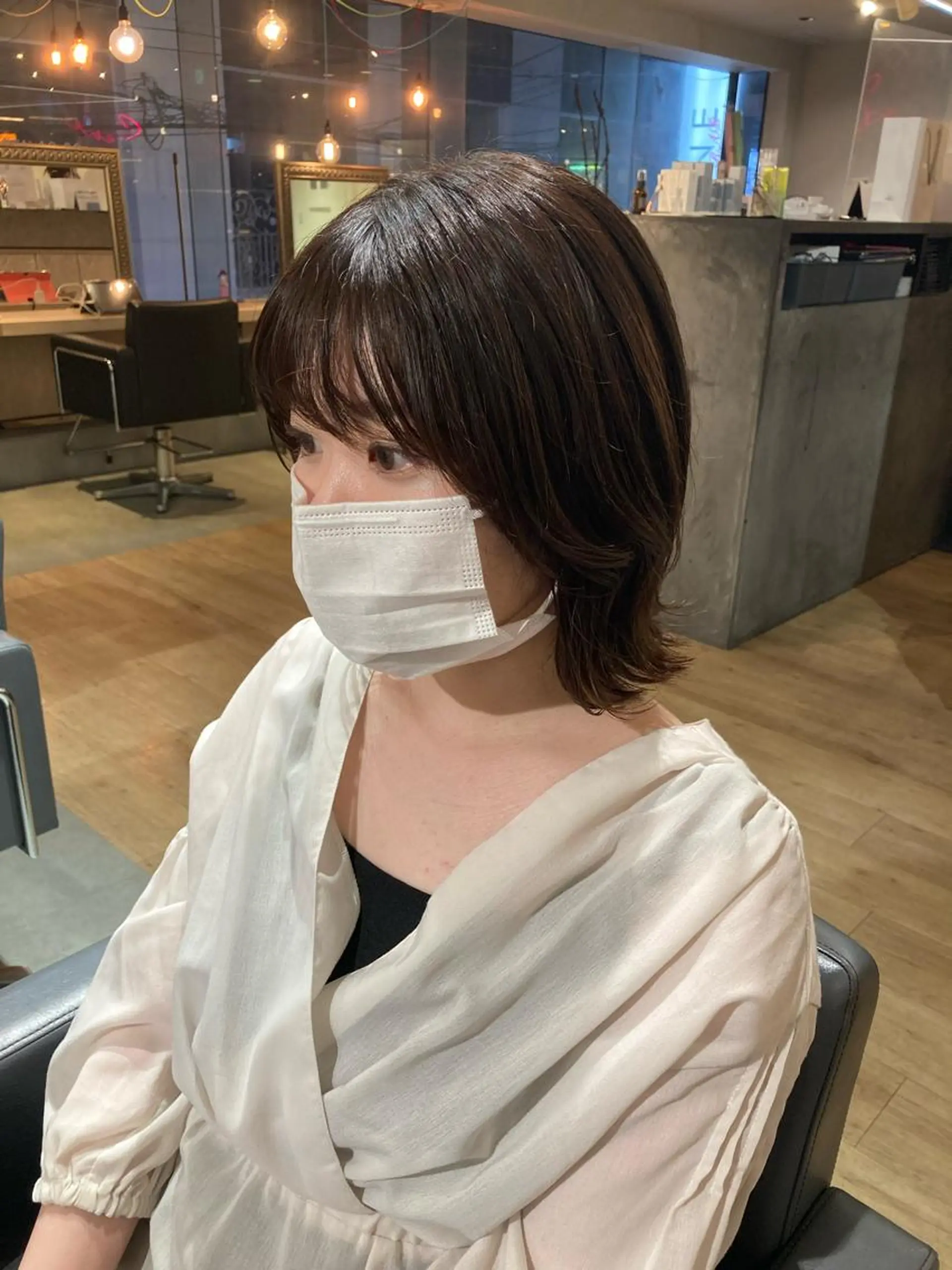ミディアム ボブ 顔まわりレイヤー 顔周りカット レイヤーカット 外ハネヘア SCENEbyRAD helmのヘアスタイル