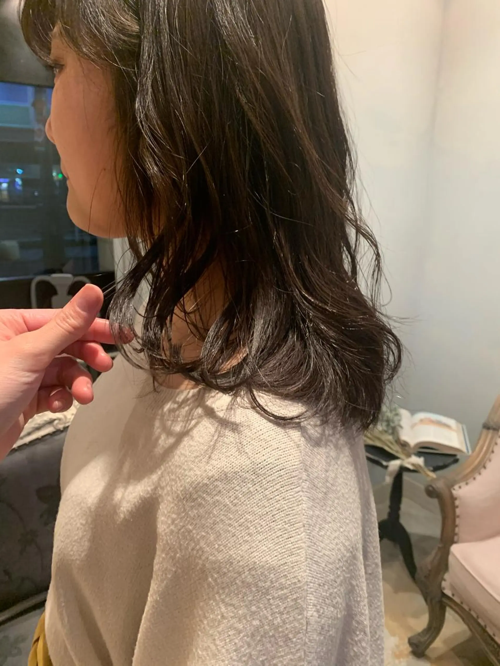 セミロング SAKINO． ベージュカラーのヘアスタイル
