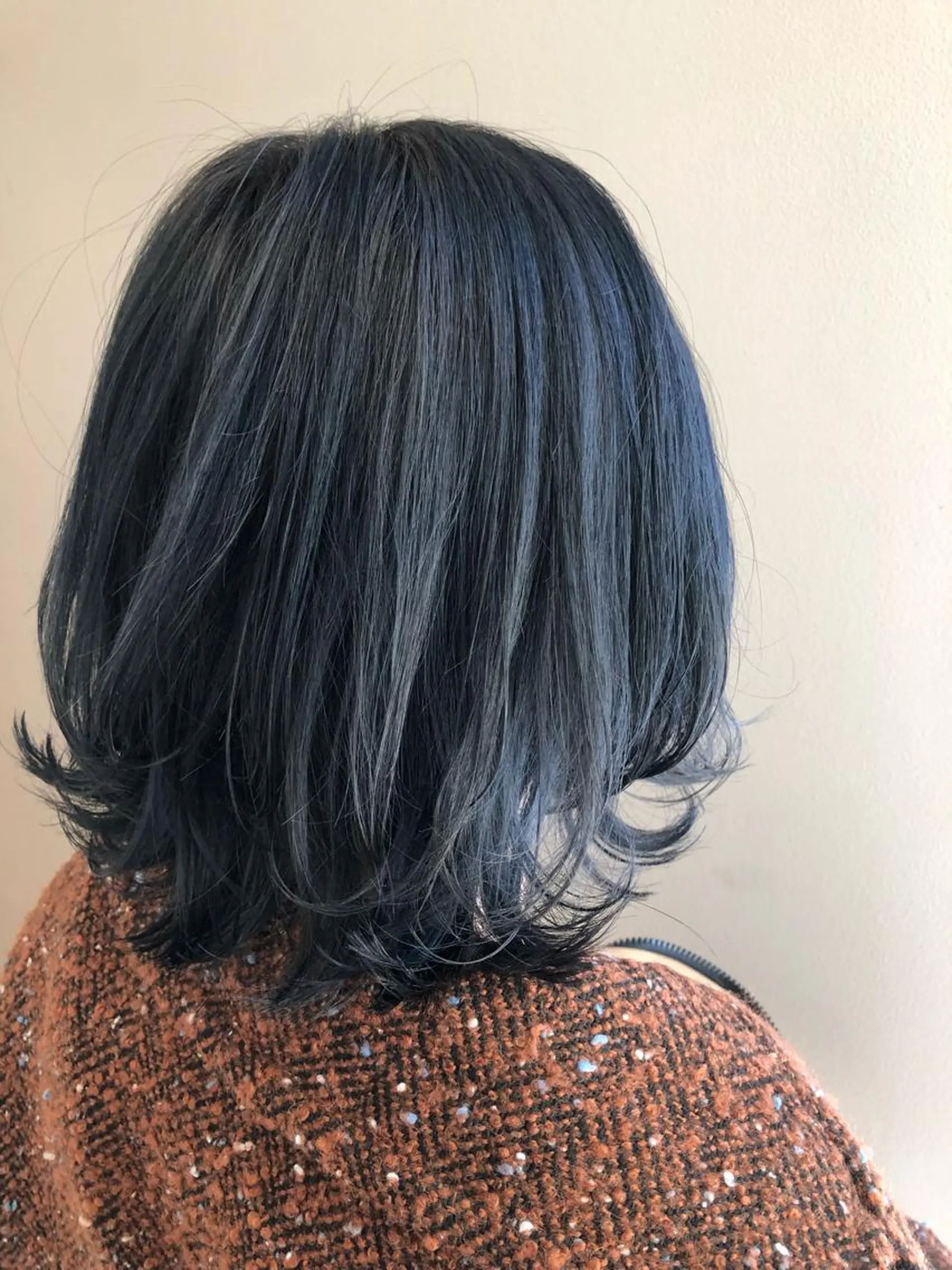 ミディアム カラー 黒髪 ブルーカラー ブルーブラック ヘアカラー トリートメント 盛れるレイヤーカット 得意🌹井上美沙のヘアスタイル