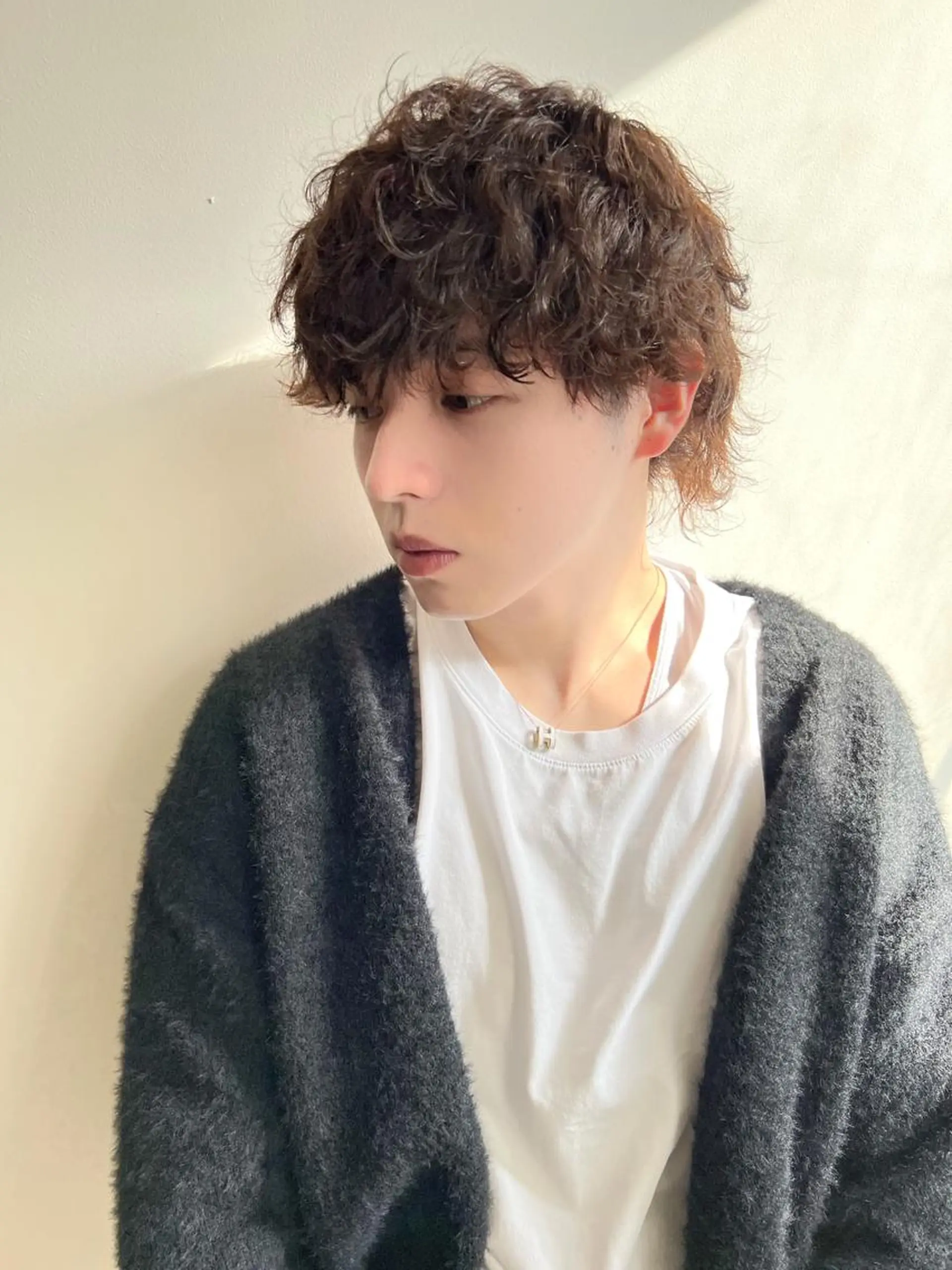 ショート パーマ メンズ メンズブリーチ センターパート フェードカット メンズハイライト メンズハイトーン メンズStylist 山根慧のヘアスタイル