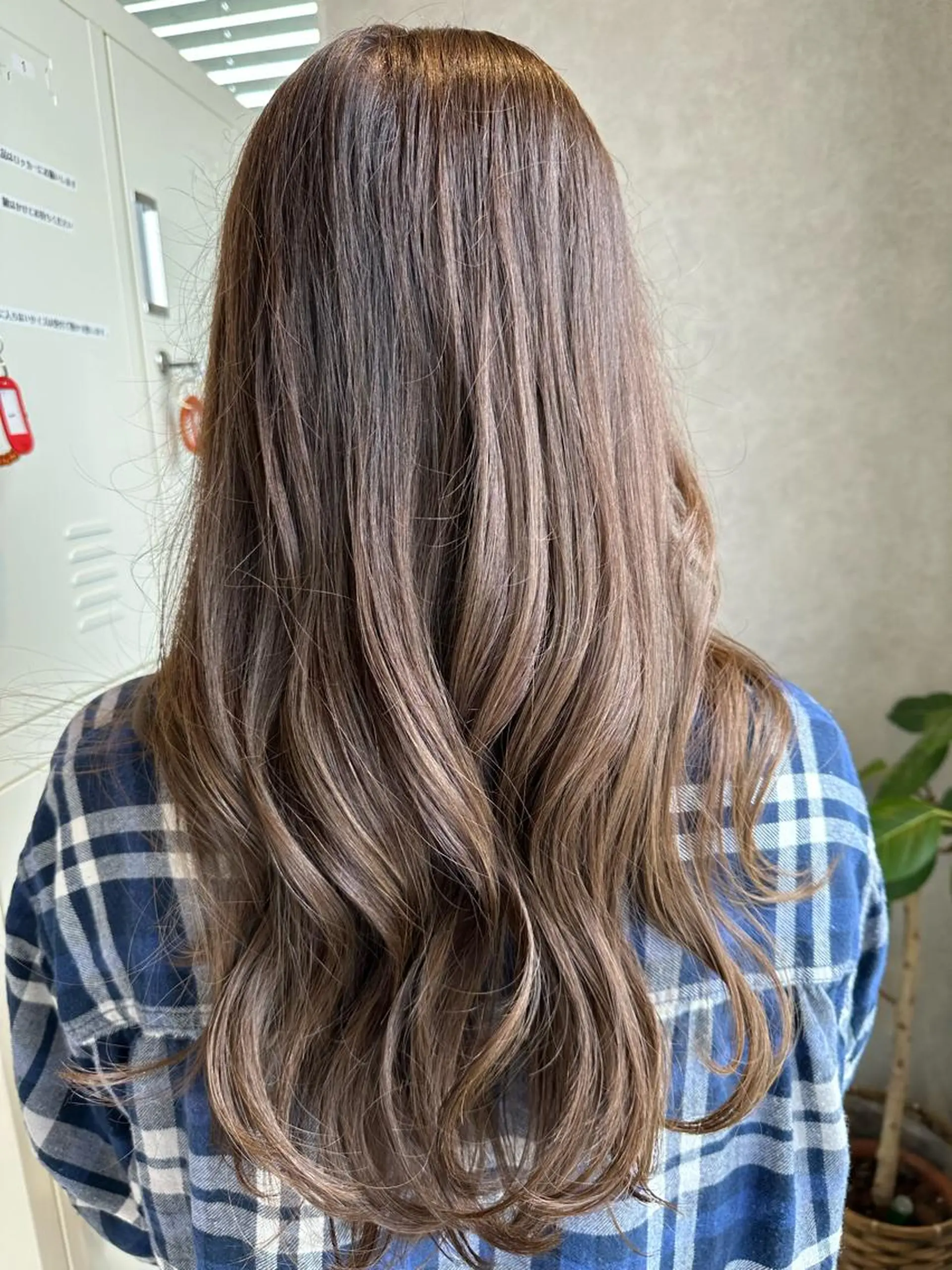 カラー 鶴谷 麻衣のヘアスタイル