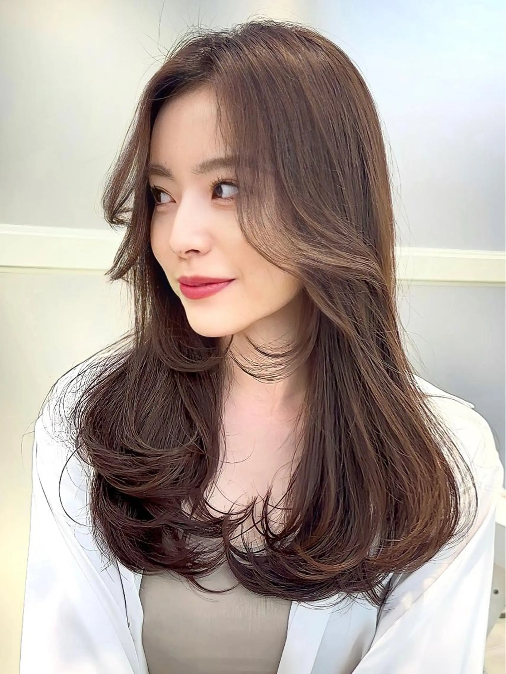 セミロング カラー エギョモリ 顔まわりレイヤー 顔周りカット ハイレイヤー ヨシンモリ カット ヘアカラー トリートメント 顔周り特化/韓国ヘア /レイヤー/吉野幸大のヘアスタイル