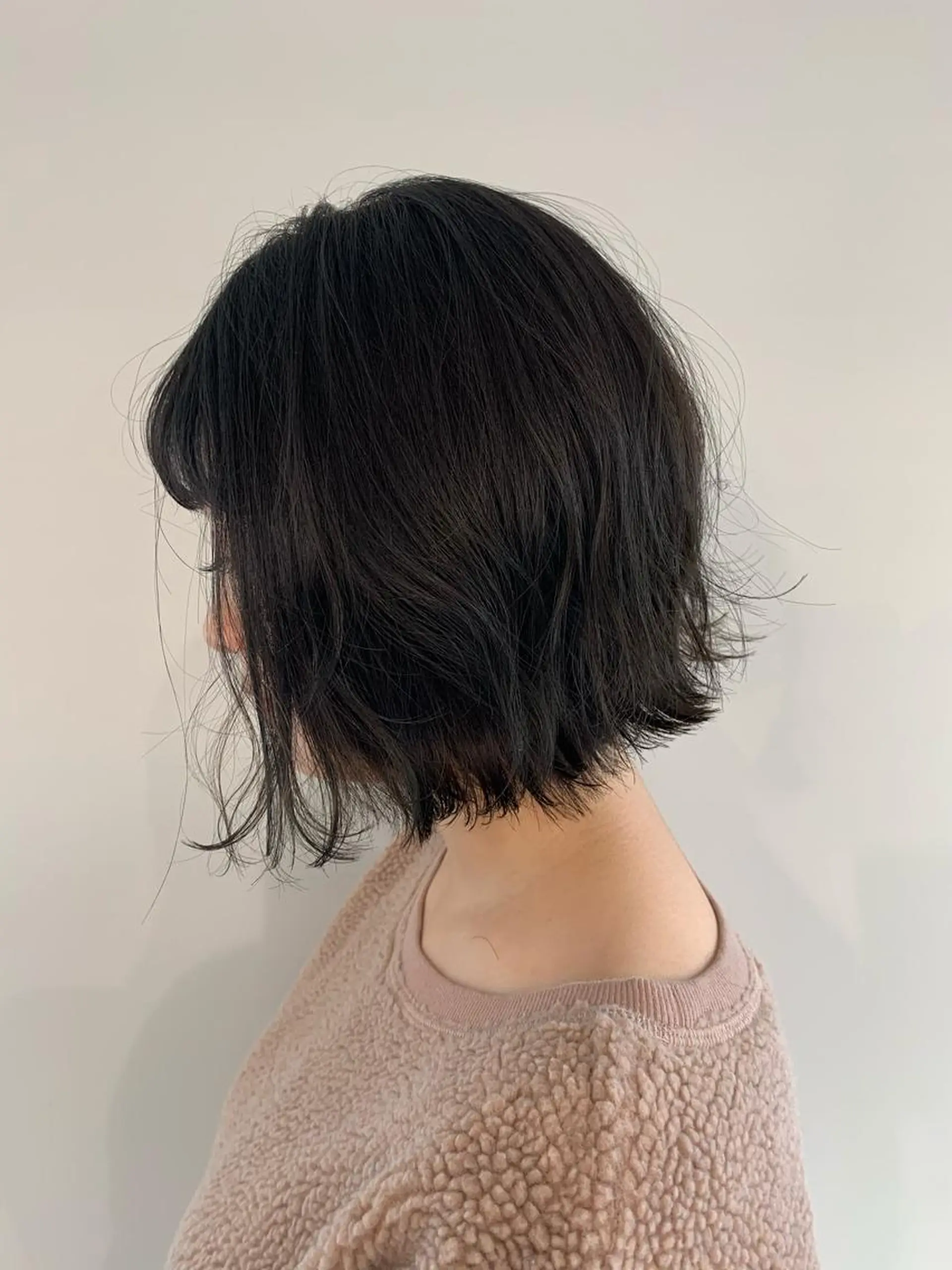 ショート カラー パーマ ヘアアレンジ 切りっぱなしボブ ダークグレー ボブ 加藤 綾華のヘアスタイル