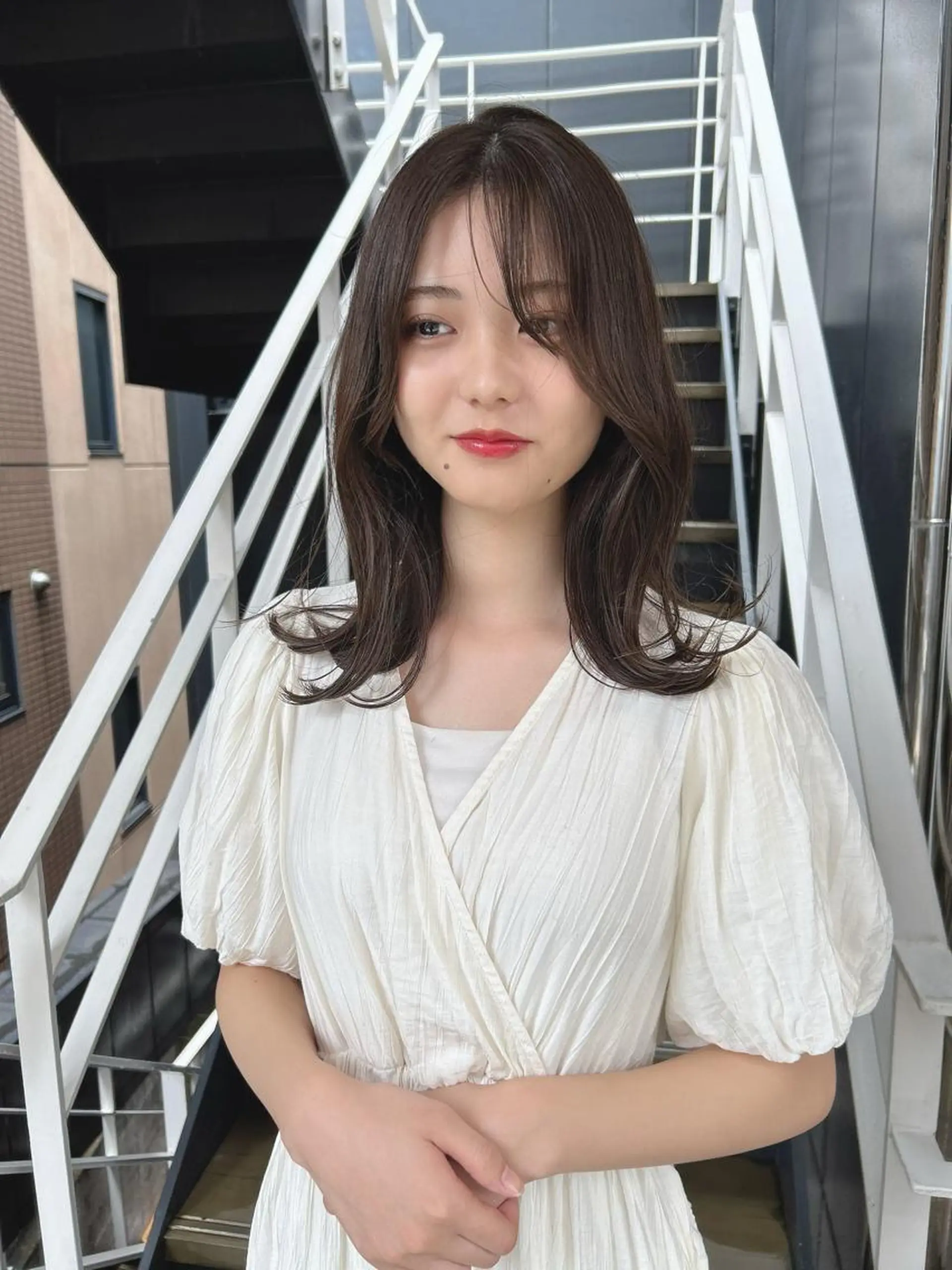 セミロング 韓国🇰🇷レイヤー カットオリーブカラーのヘアスタイル