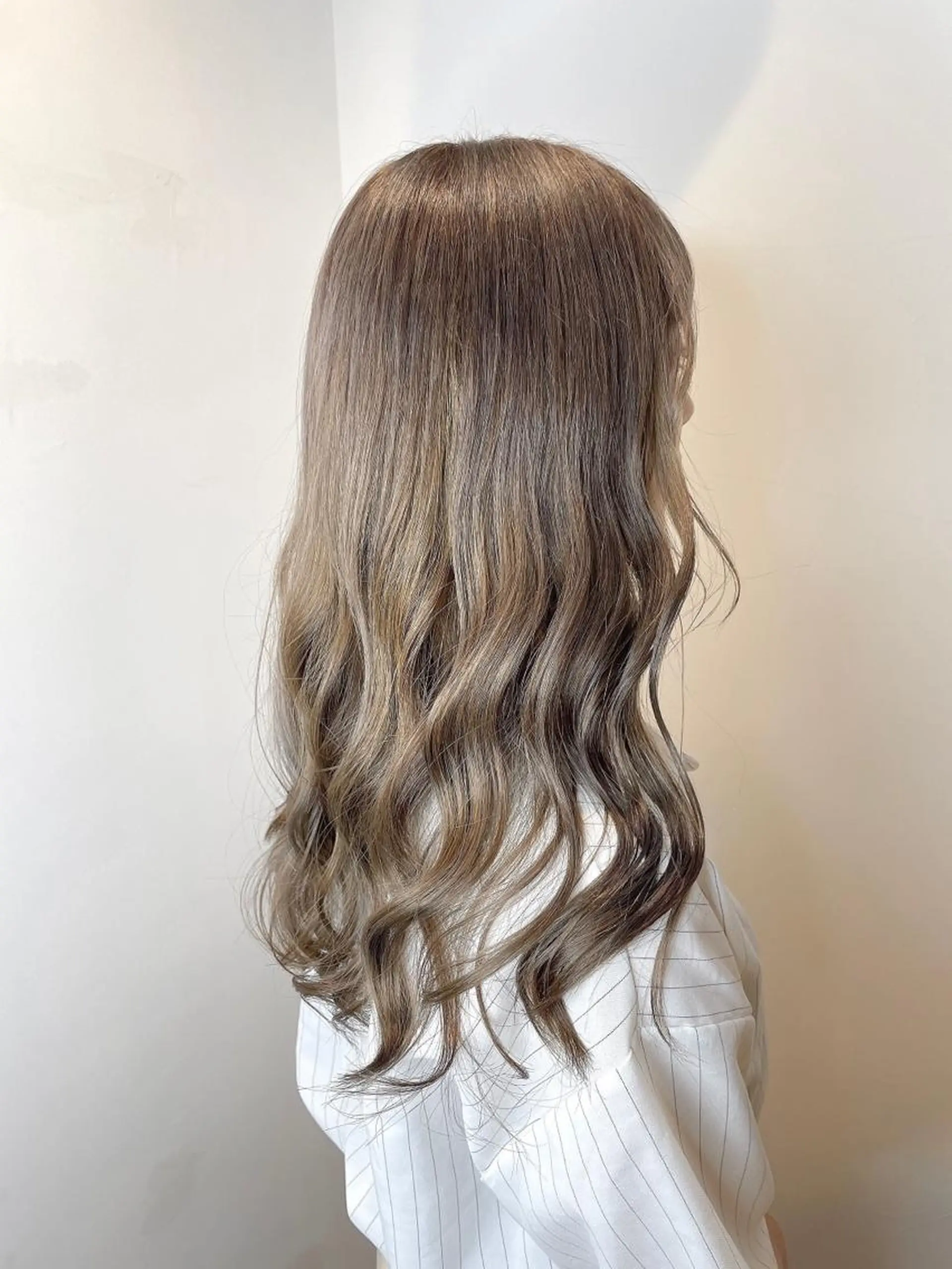 ロング カラー ブリーチ グレージュ ヘアアレンジ にいた　かづしげのヘアスタイル