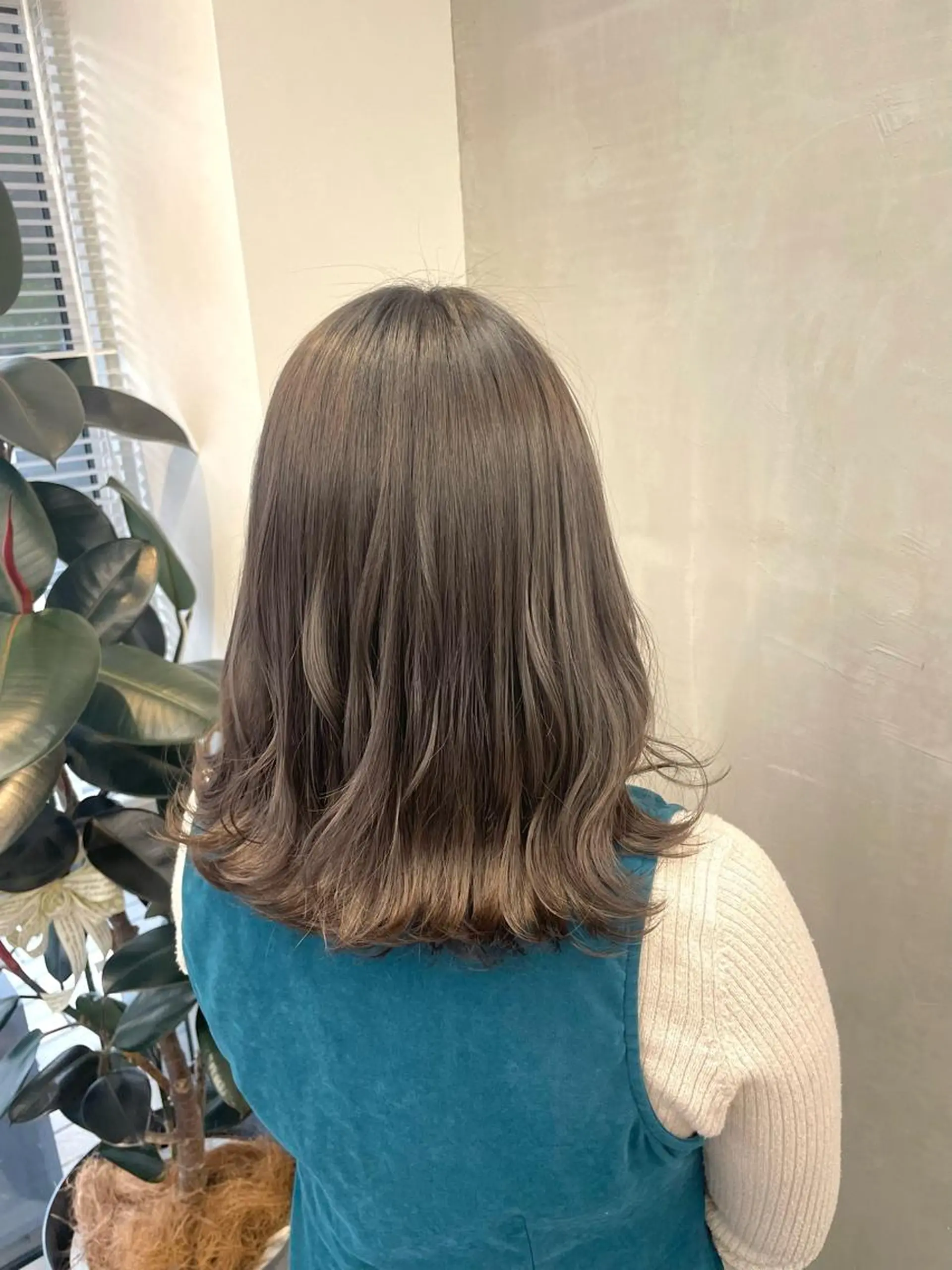 ミディアム カラー ブリーチ グレージュ ヘアカラー 髪質改善🌱 高橋みなみのヘアスタイル