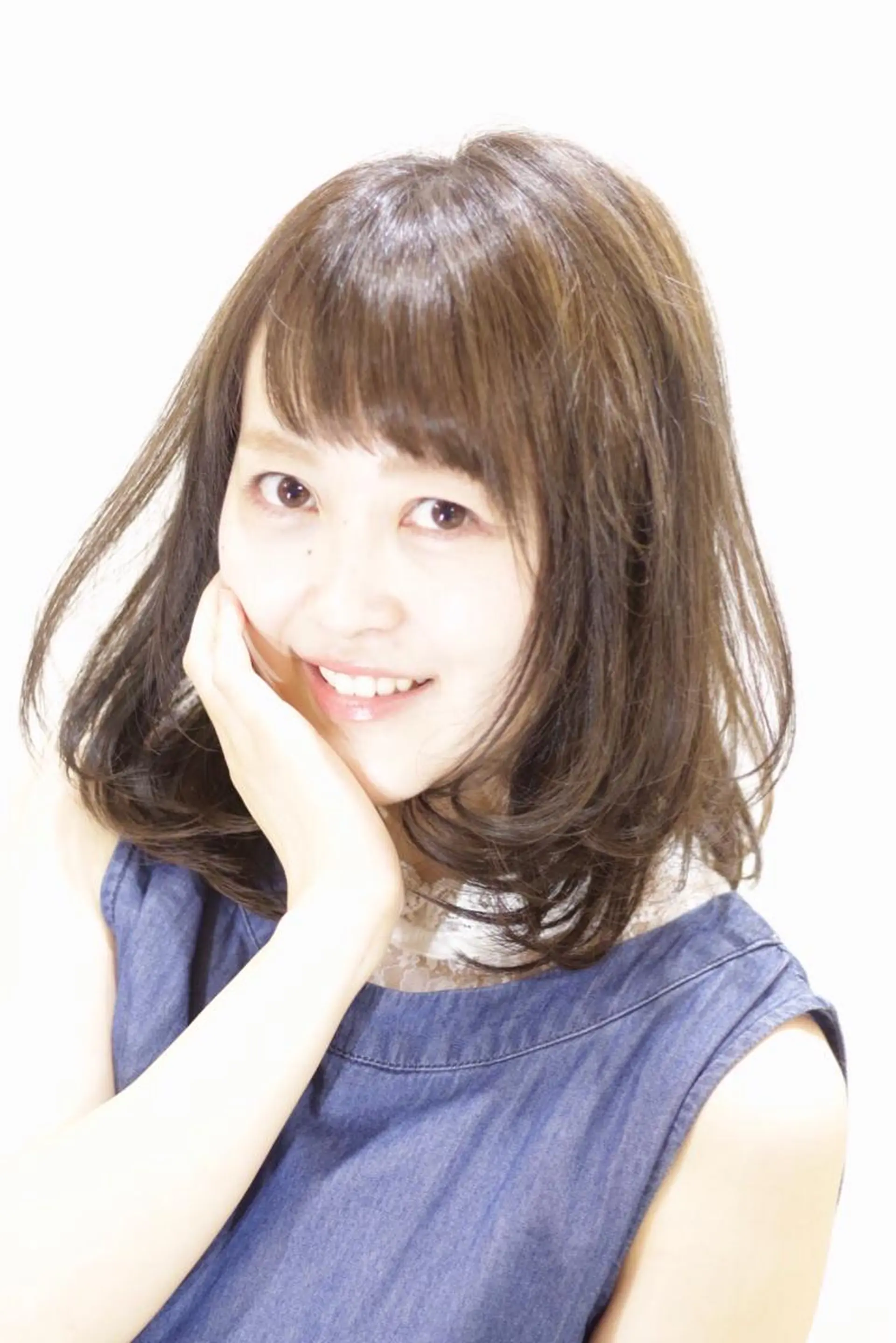 ミディアム アッシュ ボブ カット ヘアカラー Lindo 本田のヘアスタイル