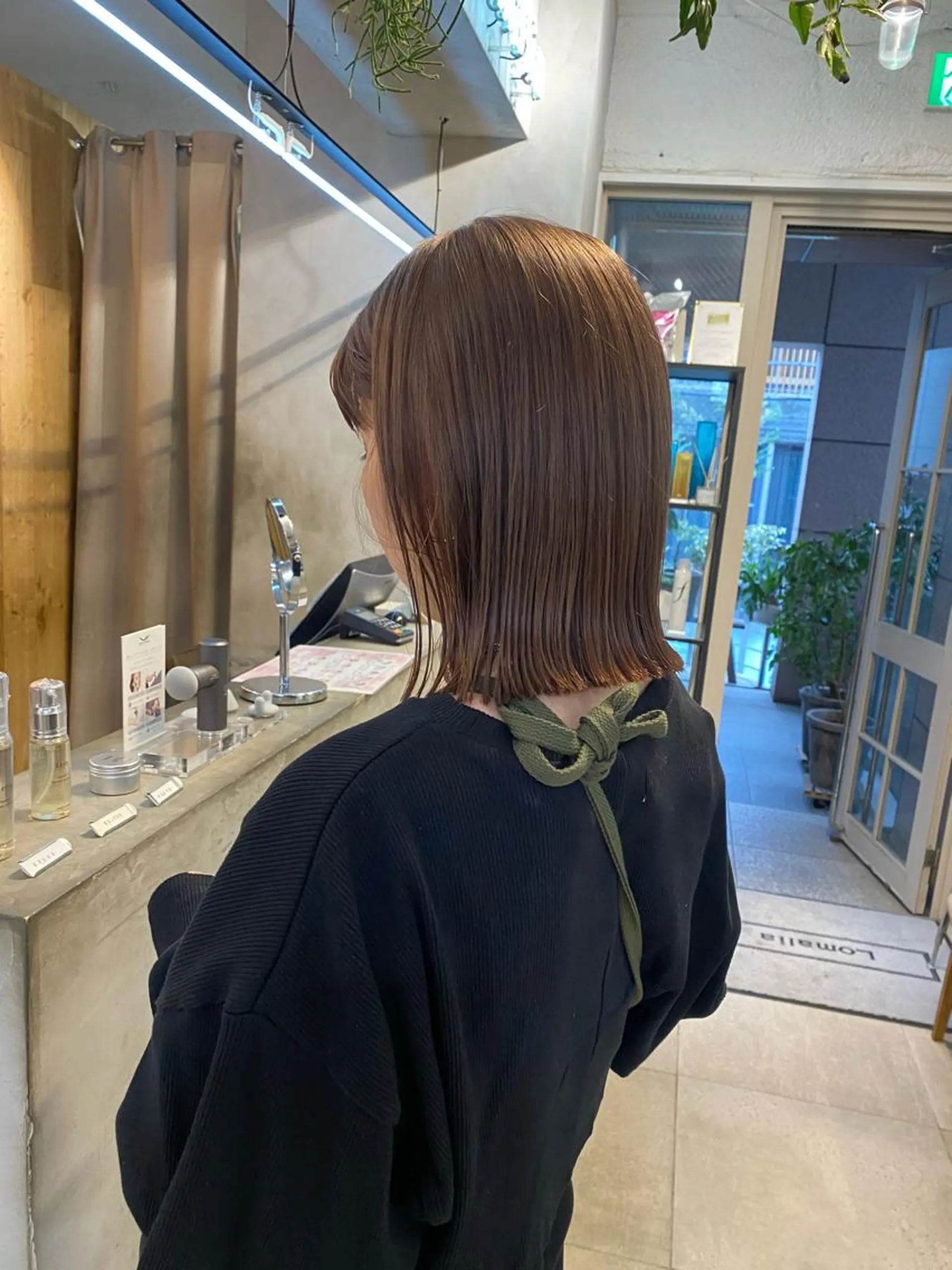 セミロング カラー ベージュカラー ブリーチ ミルクティーベージュ 切りっぱなしロブ ヘアカラー 縮毛矯正 トリートメント Lomalia 🤍🫧/makoのマツエク・マツパデザイン
