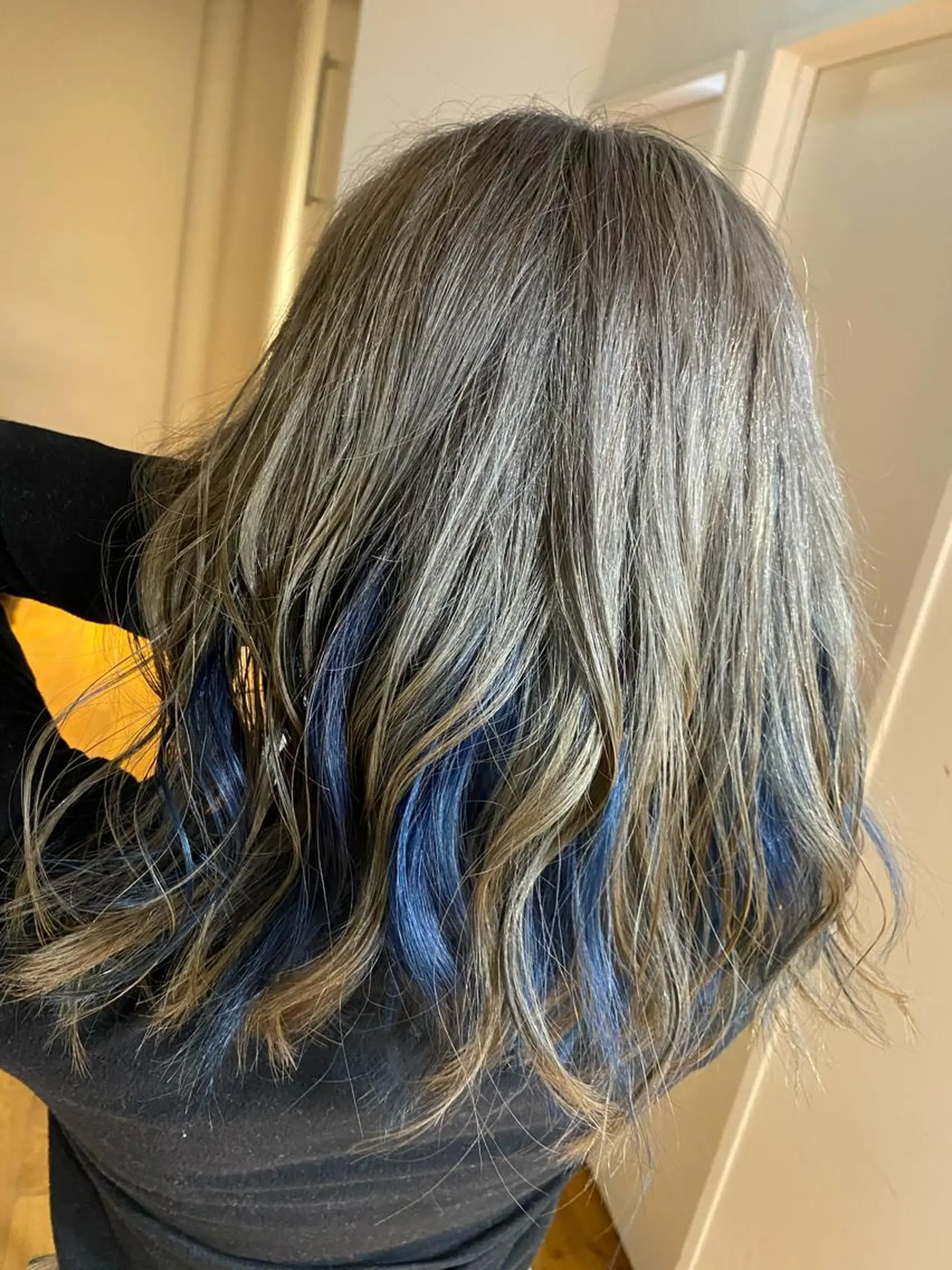 セミロング カラー ヘアアレンジ ブリーチ ブルーカラー インナーカラー 久米 治仁のヘアスタイル