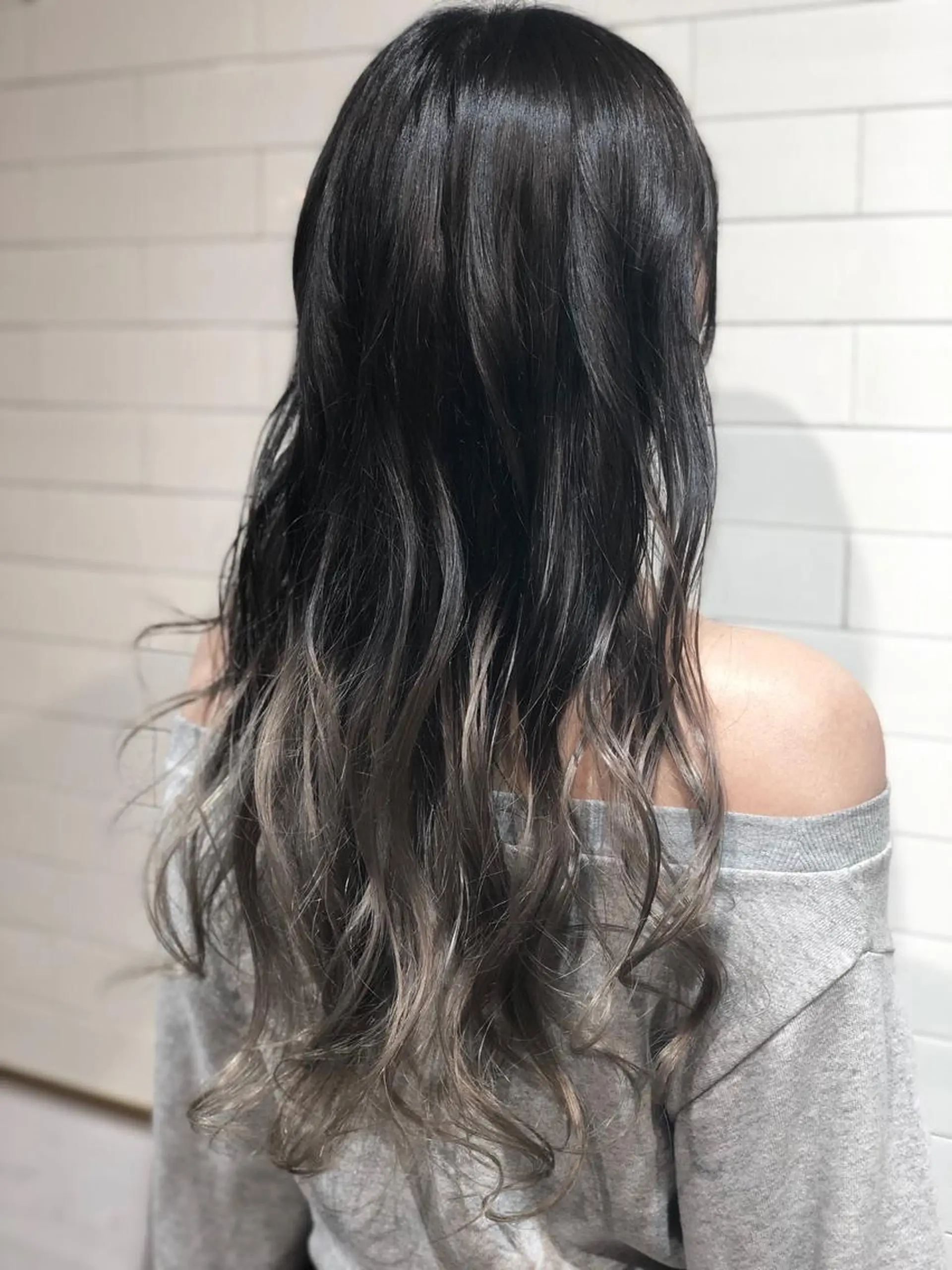 ロング カラー グラデーションカラー シルバー カット ヘアカラー トリートメント 髪質改善⌇﻿透明感 カラー⌇﻿川上葵のヘアスタイル
