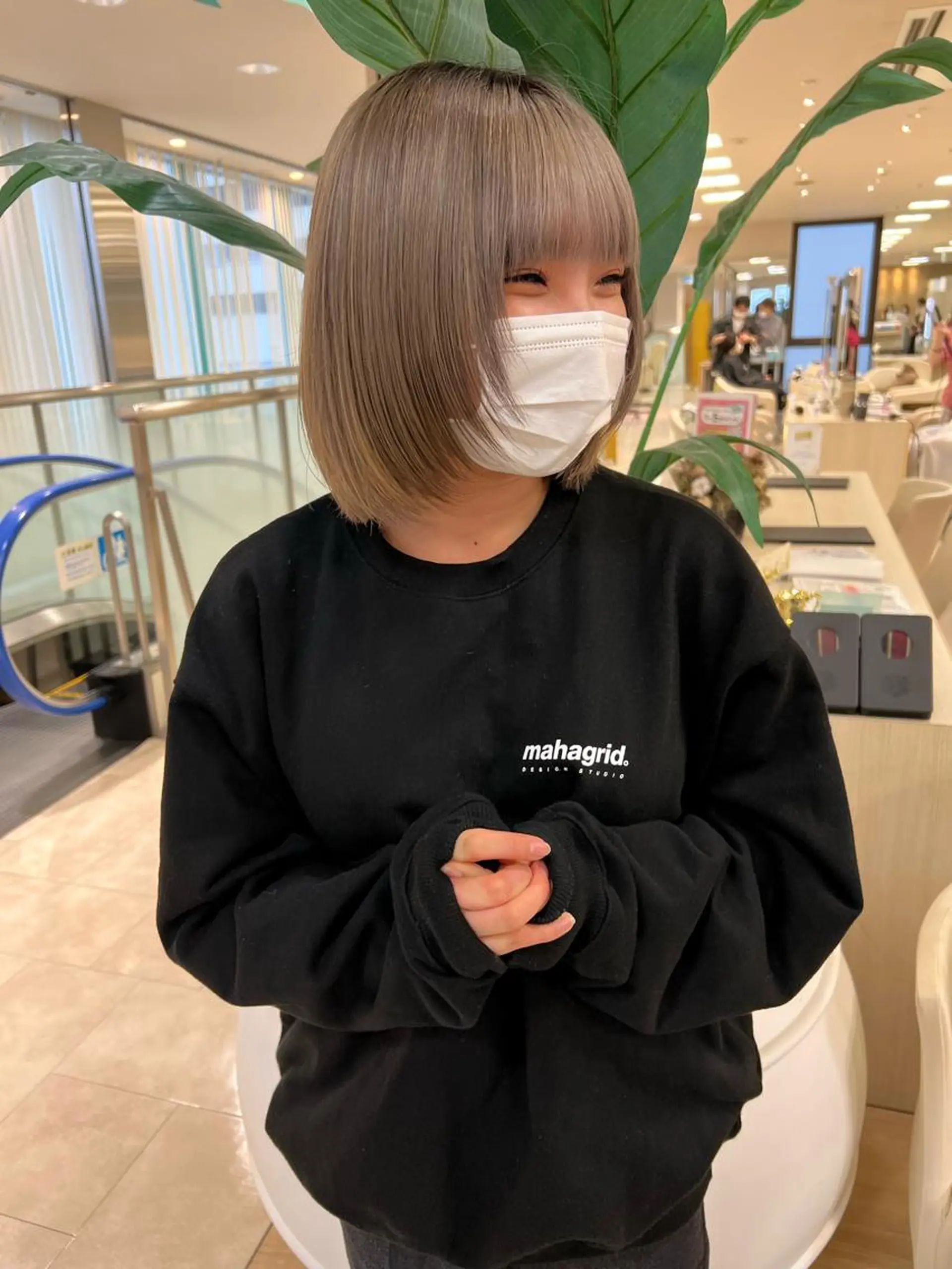 ミディアム カラー ベージュカラー ハイトーンカラー シルバー シルバーベージュ 顔まわりレイヤー ヘアカラー トリートメント ヘアセット ハイトーン/ウルフ /レイヤー/坂野幸伸のヘアスタイル