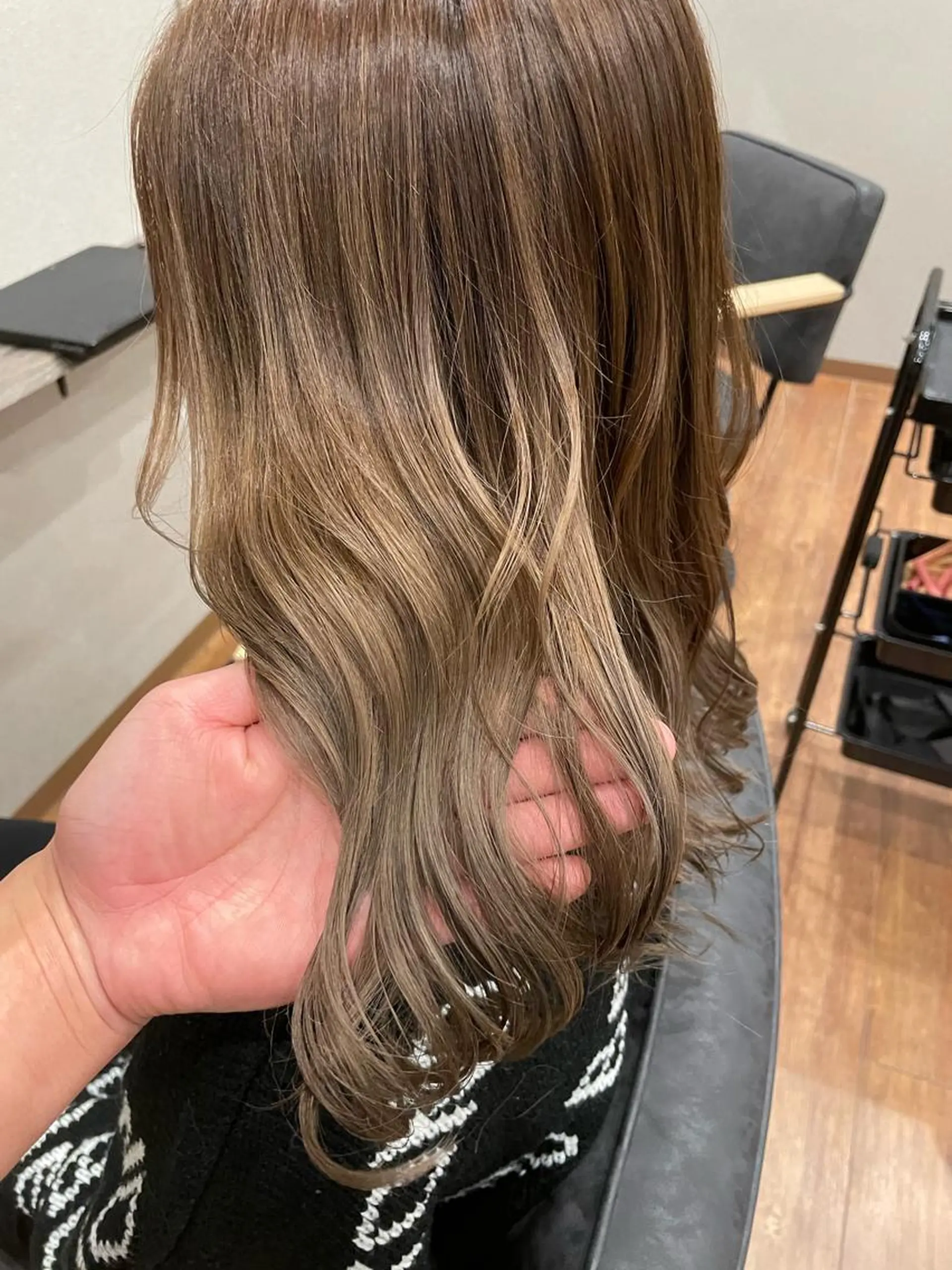 セミロング カラー ベージュカラー ミルクティーベージュ ヘアカラー トリートメント 鵜飼 真伍のヘアスタイル