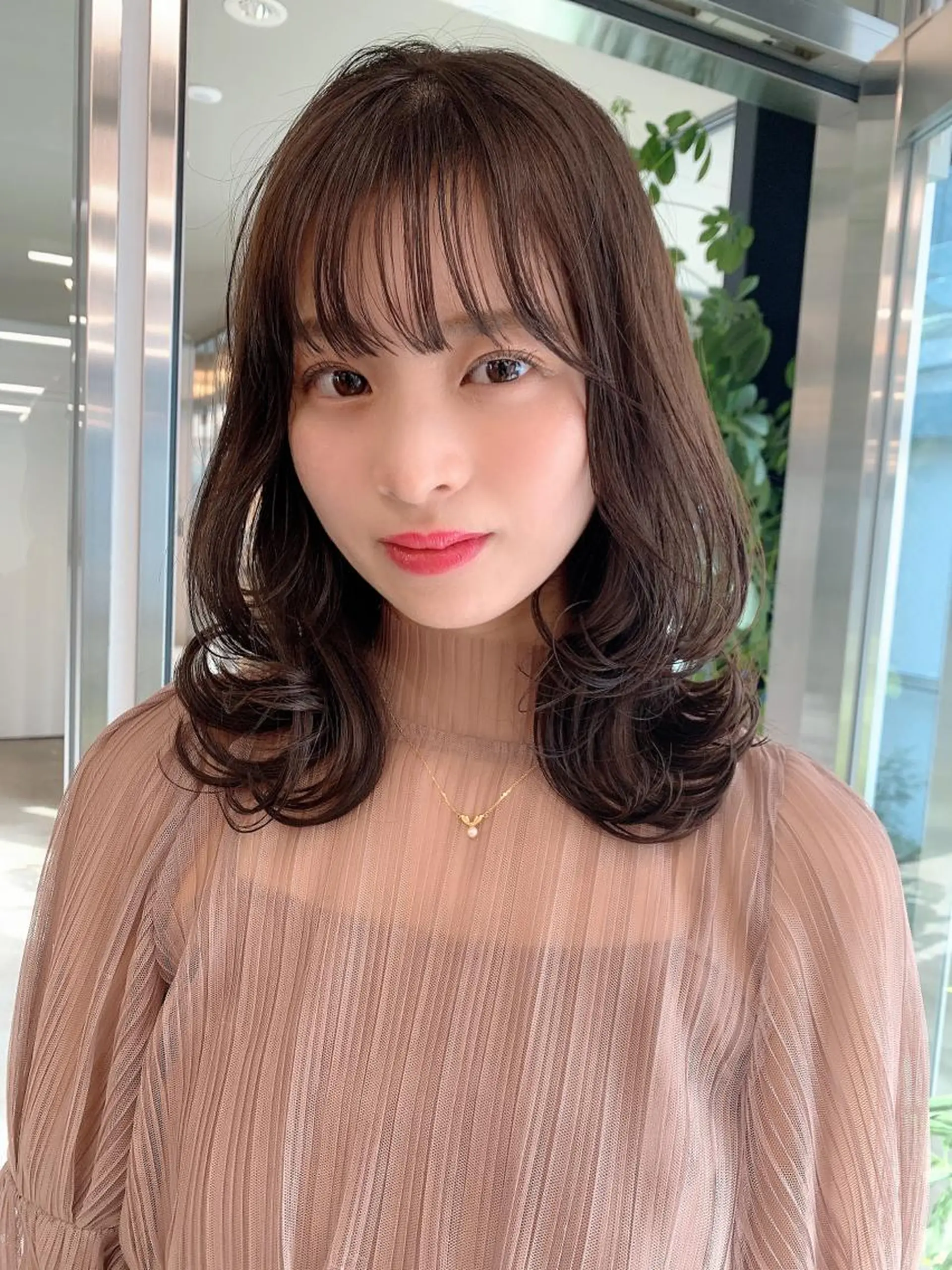 ミディアム カラー イヤリングカラー グレージュ インナーカラー くびれヘア 髪質改善 透明感/オリーブ/ グレージュ/YUKAのヘアスタイル